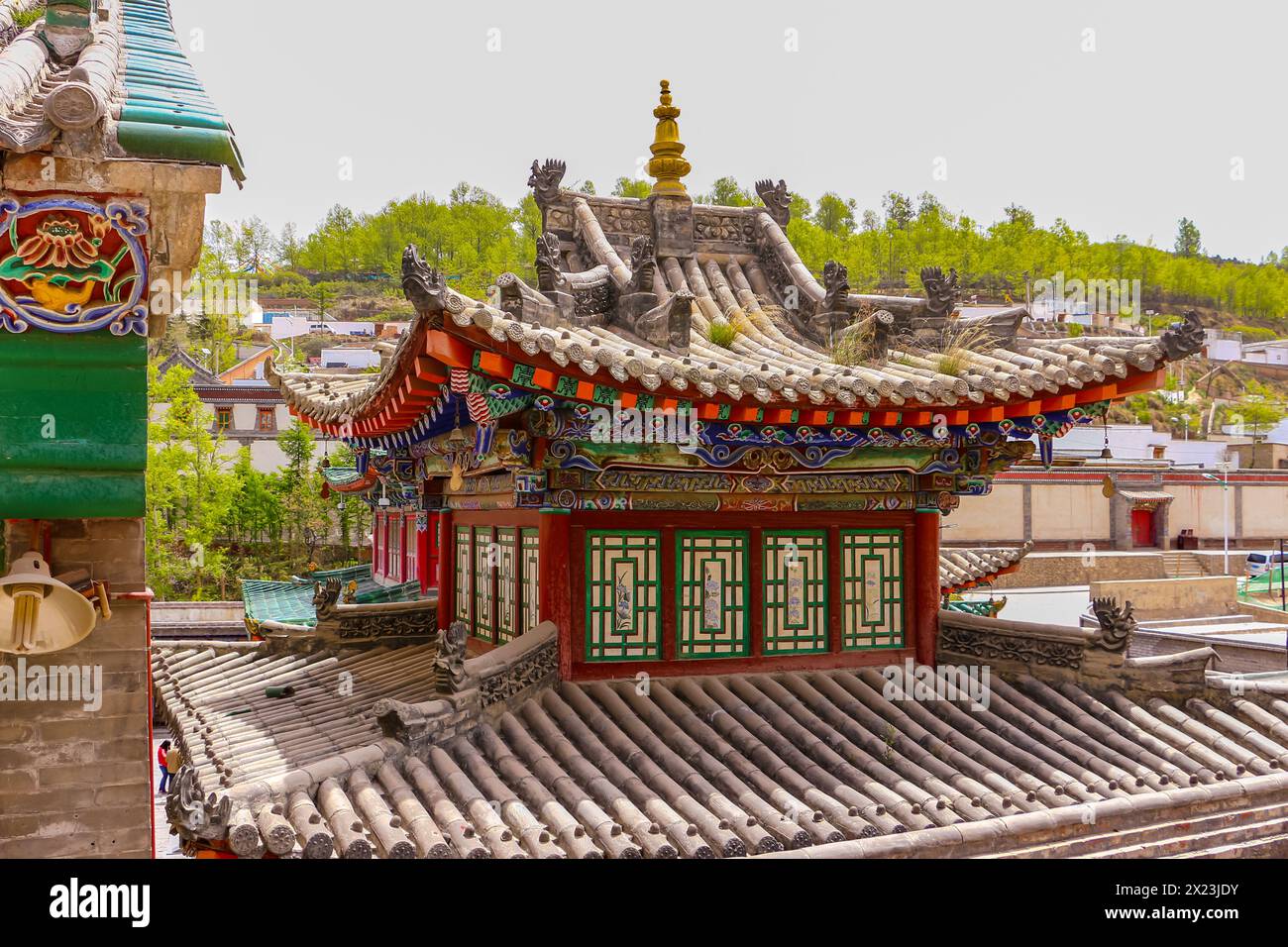 Kunstvoll gebautes Dach einer Pagode auf einem Tempel im tibetischen Kumbum-Kloster in Xining, China, Asien Stockfoto