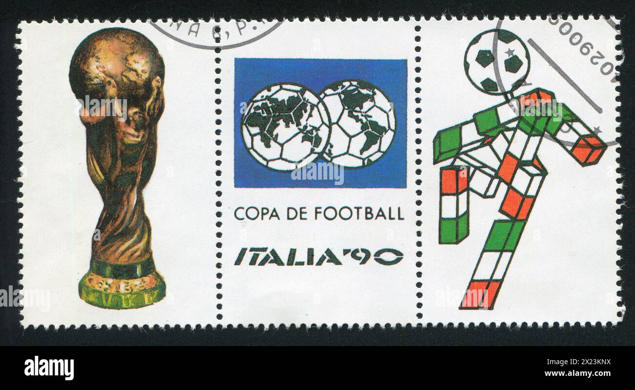 ITALIEN - CA. 1990: Marke gedruckt von Italien, zeigt Symbole der Fußball-Weltmeisterschaft in Italien, ca. 1990 Stockfoto