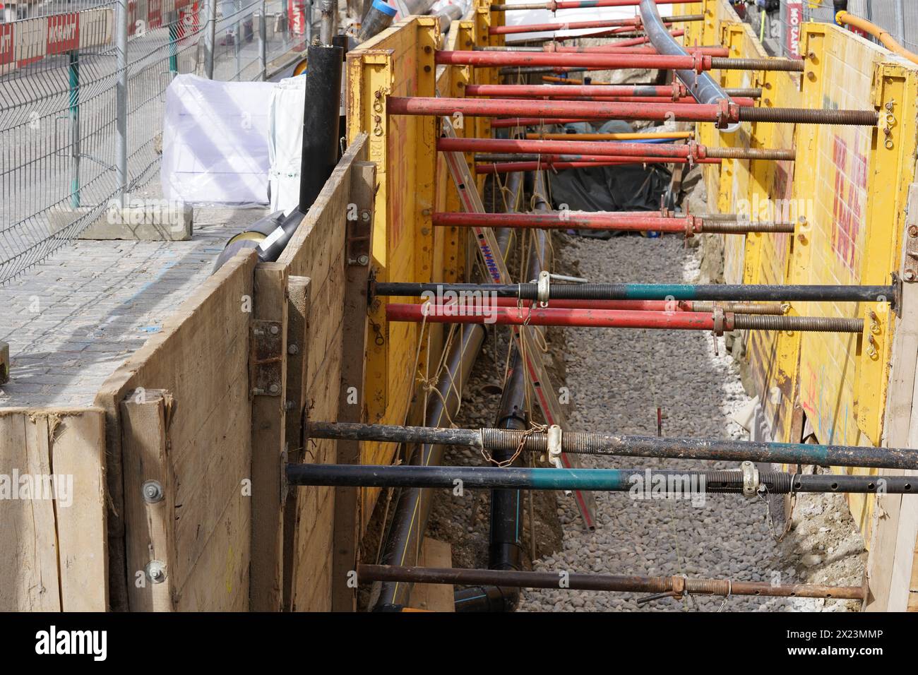 Tiefbau-Graben, vollständig mit Traggerüst aus Sicherheitsgründen ausgestattet. Stockfoto