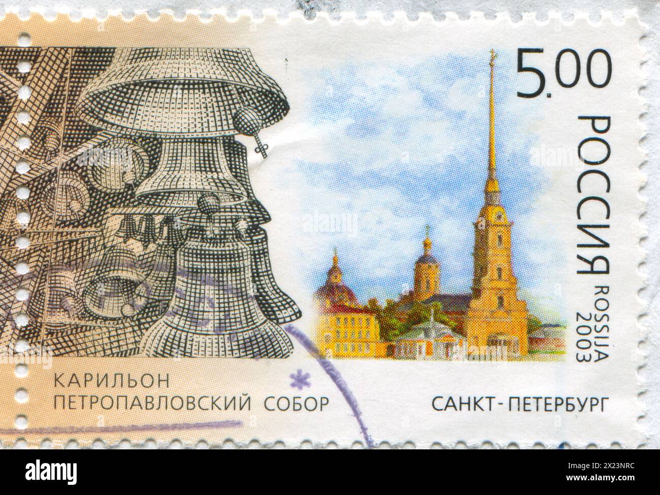 RUSSLAND - UM 2003: Stempel gedruckt von Russland, zeigt St.1. Peter-und-Paul-Kathedrale, St. Petersburg und Glocken, um 2003 Stockfoto