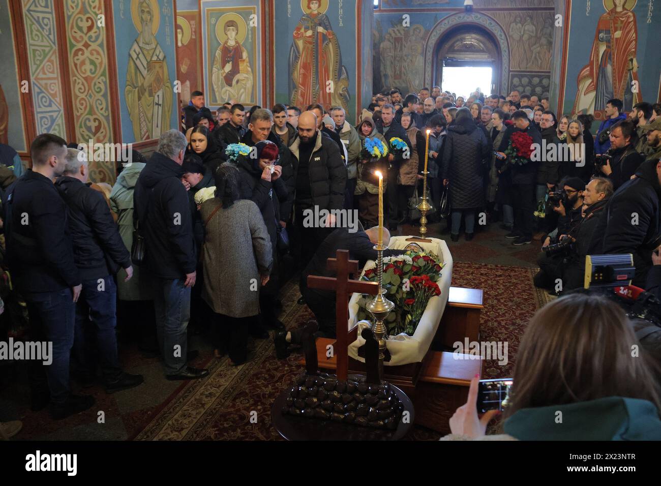 KIEW, UKRAINE - 19. APRIL 2024 - die Menschen erweisen dem Sergeant der 59. Brigade Pavlo Petrytschenko, der während der Gedenkfeier in der Kathedrale St. Michaels mit goldener Kuppel in Kiew, Hauptstadt der Ukraine, bei der Verteidigung der Ukraine vor russischen Truppen ums Leben kam. Der ukrainische Soldat und Aktivist Pavlo Petrytschenko war Sergeant in der 59. Separaten motorisierten Infanterie-Brigade und Autor der Petition, die darauf drängte, Online-Casinos für Militärangehörige während des Kriegsrechts einzuschränken. die die 25.000 Stimmen erhielt, musste vom Präsidenten innerhalb von Stunden nach seiner Veröffentlichung geprüft werden. Neuigkeiten Stockfoto