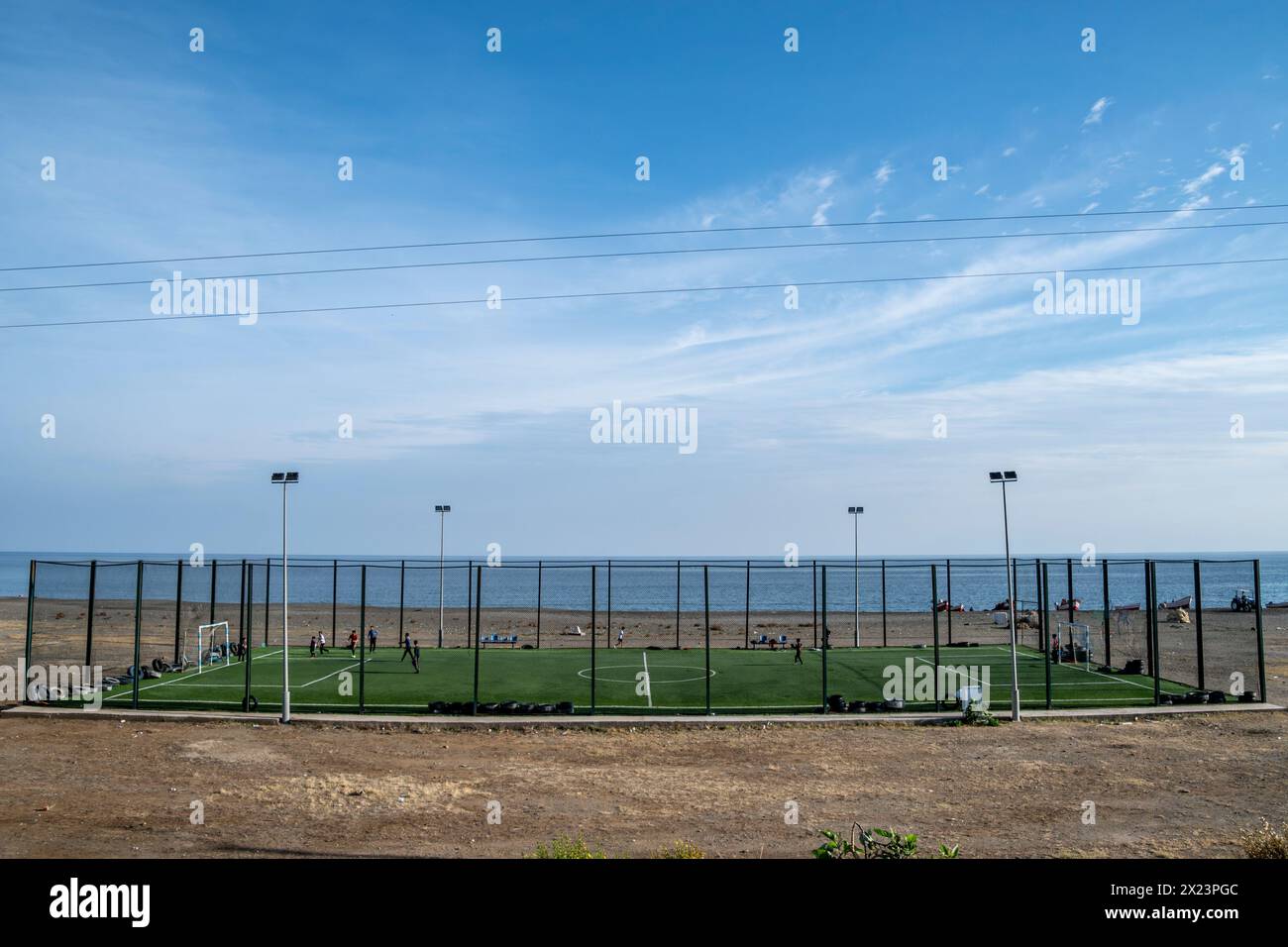 Ein Fußballplatz am Targha Beach, Marokko Stockfoto