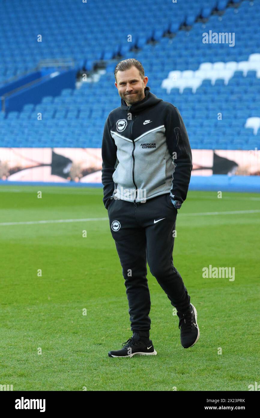 Brighton, Großbritannien. April 2024. Brighton, England, 19. April 2024: Brightons Cheftrainer Mikey Harris vor dem WSL-Spiel zwischen Brighton Hove Albion und Everton im Amex Stadium, Brighton, England, am 19. April 2024 (Bettina Weissensteiner/SPP) Credit: SPP Sport Press Photo. /Alamy Live News Stockfoto