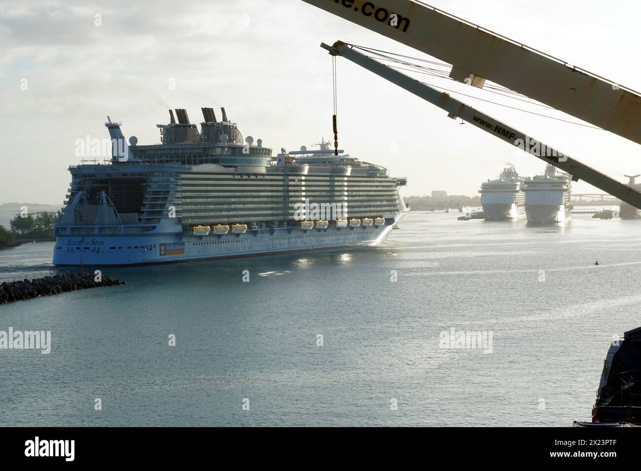 Das Passagierkreuzschiff Allure of the Seas nähert sich dem Hafen Nassau auf den Bahamas, einer der Karibikinseln. Stockfoto