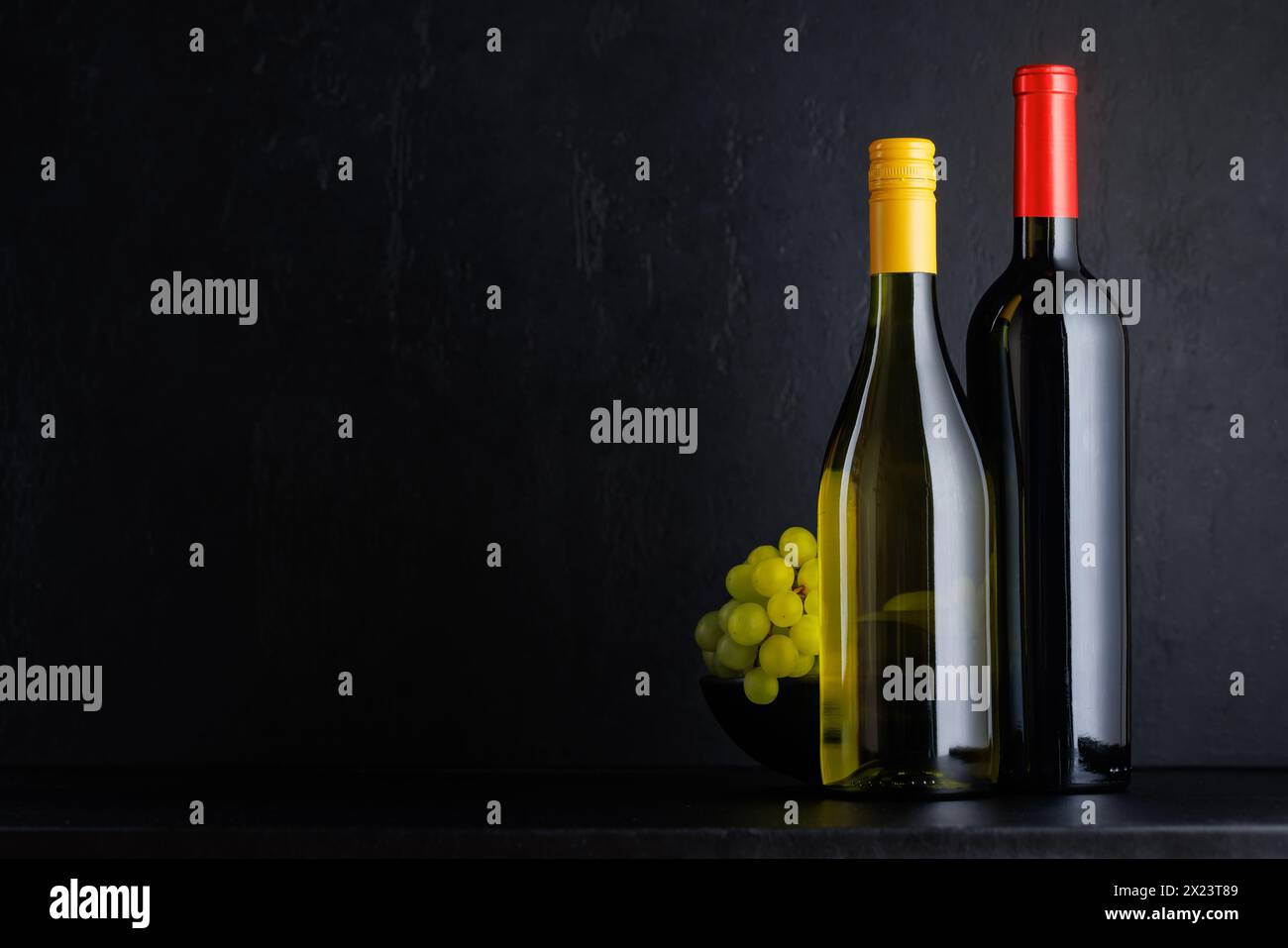 Verschiedene Weinflaschen über Schwarz mit Kopierraum Stockfoto