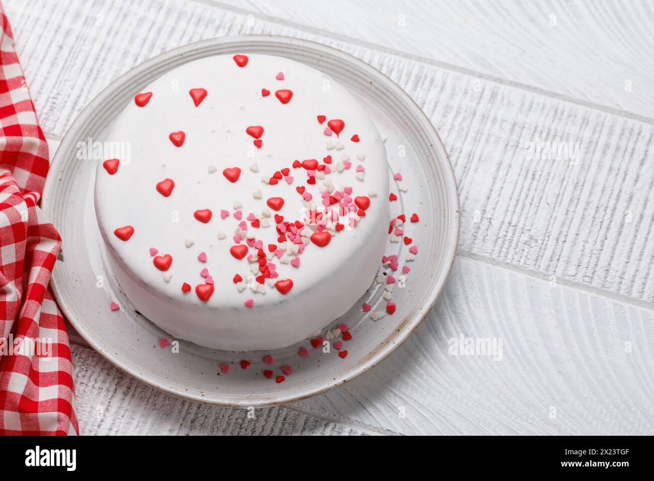 Kuchen mit Herzdekor: Süßes Vergnügen für Feiern. Mit Kopierraum Stockfoto