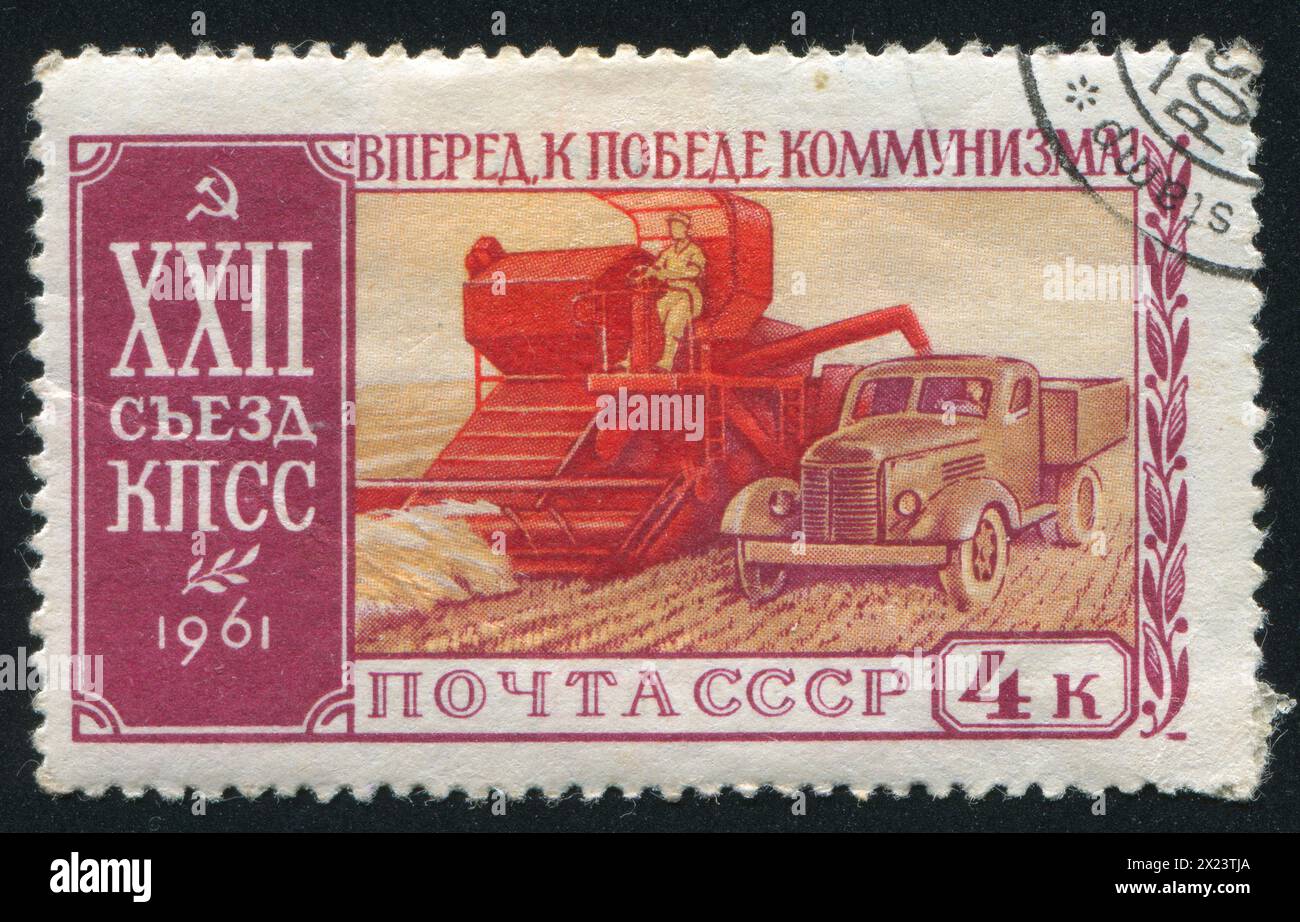 RUSSLAND - CA. 1961: Stempel gedruckt von Russland, zeigt Mähdrescher, ca. 1961 Stockfoto