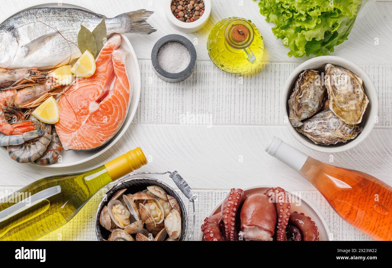 Meeresfrüchte-Platte Delight: Garnelen, Lachs, Austern in Hülle und Weinflaschen. Mit Kopierraum Stockfoto