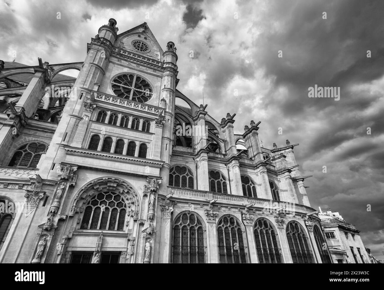 Die Kirche Saint-Eustache, um 1633, Paris, Frankreich Schwarz-weiß mit dramatischem Himmel Stockfoto