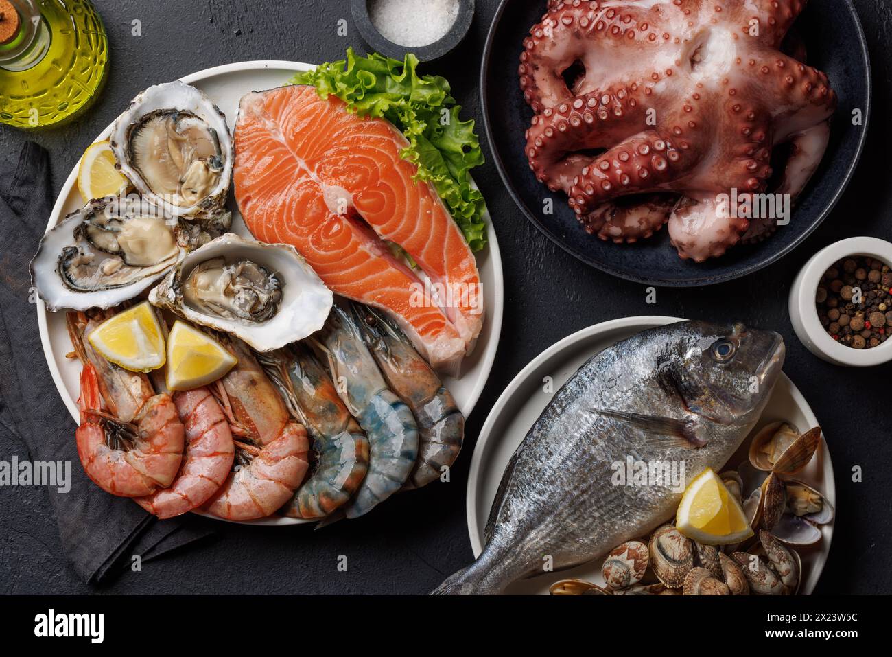 Meeresfrüchte-Platte Delight: Garnelen, Lachs, Austern In Hülle Und Fülle. Flache Lagen Stockfoto