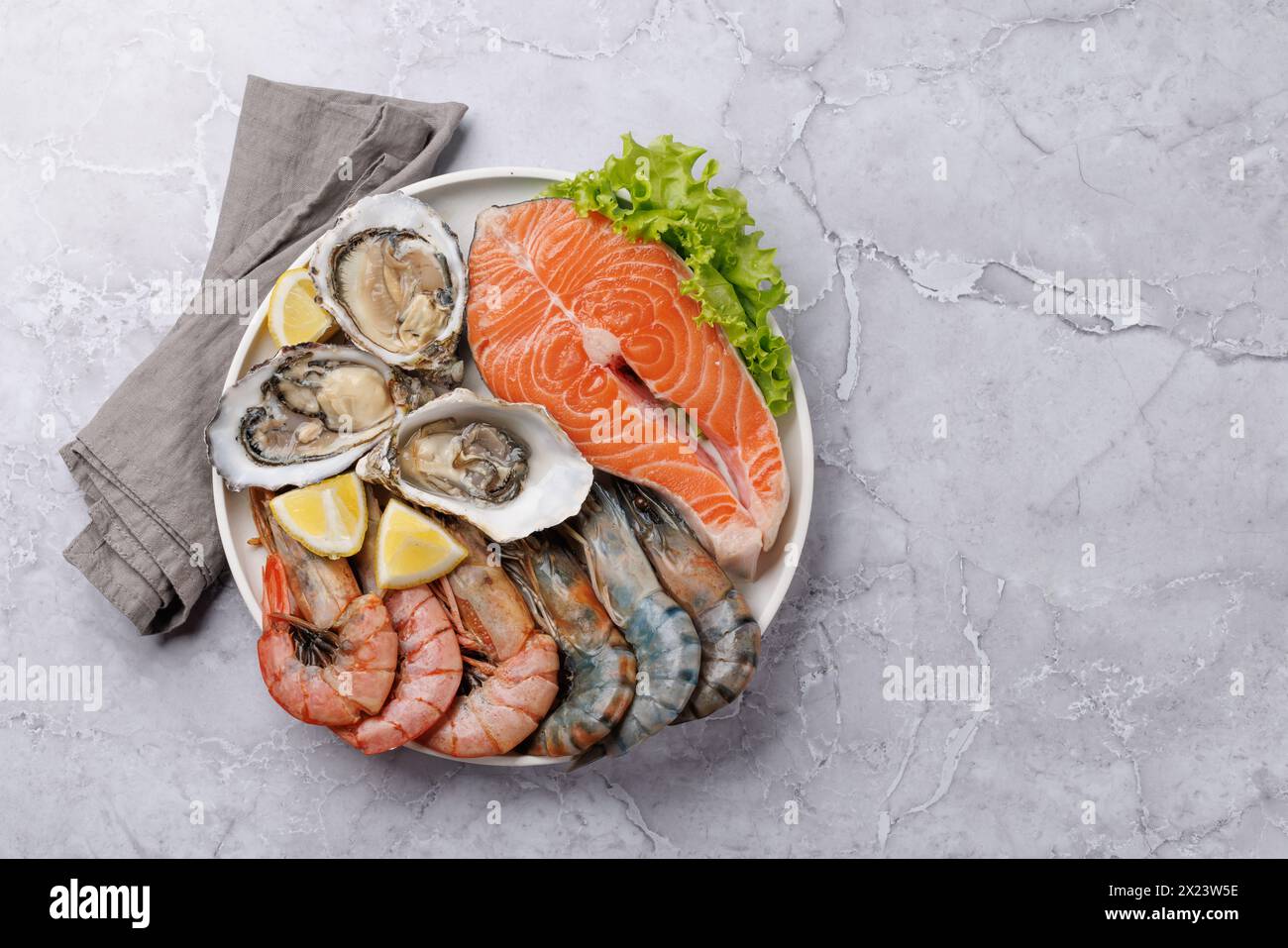 Meeresfrüchte-Platte Delight: Garnelen, Lachs, Austern In Hülle Und Fülle. Flache Ladefläche mit Kopierraum Stockfoto
