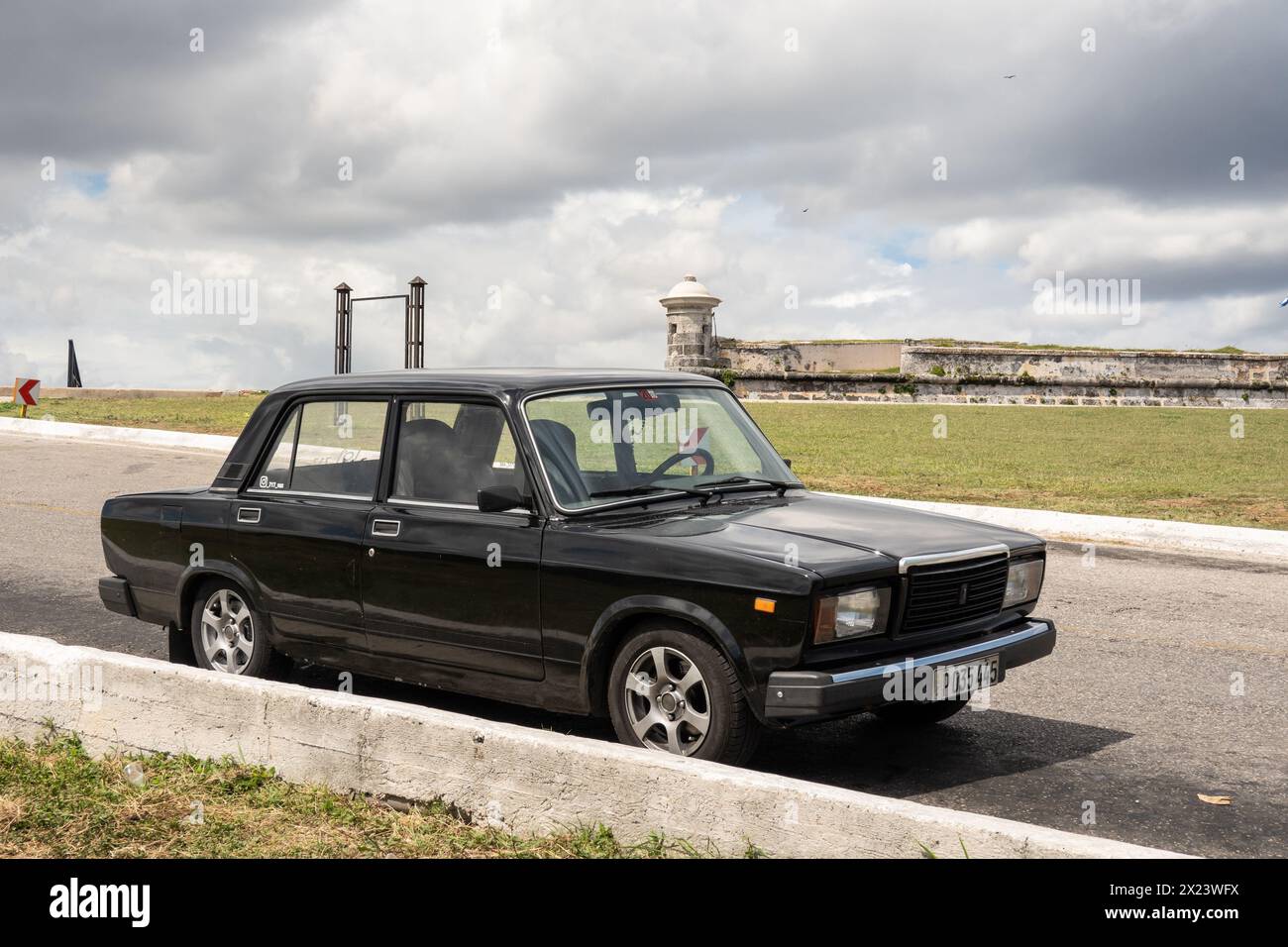 HAVANNA, KUBA - 28. AUGUST 2023: Schwarze Limousine Lada Riva 2107 (VAZ 1600) in Havanna, Kuba vor der Burg Morro Stockfoto