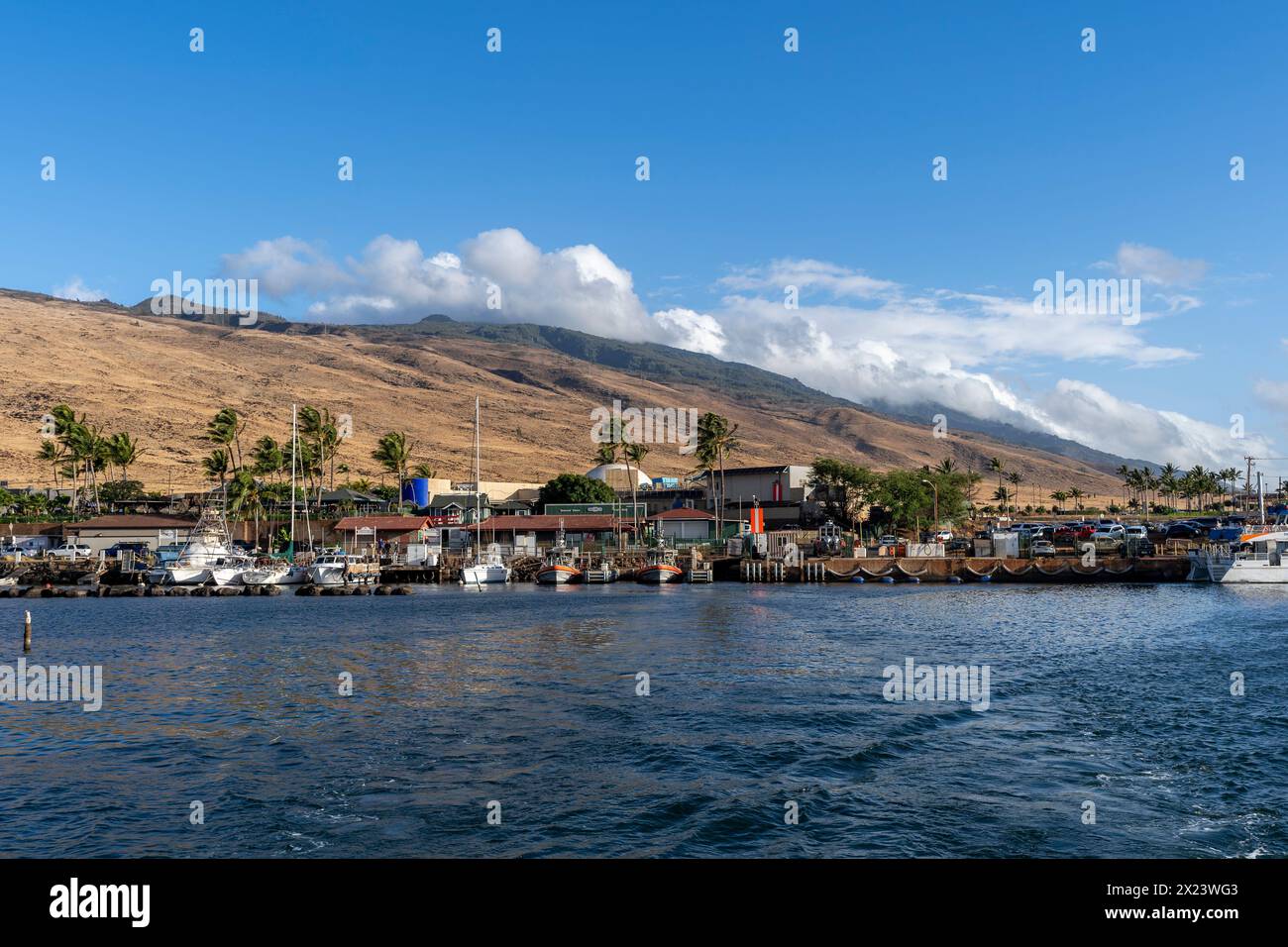 Blick auf die Küste von einem Boot auf der Maalaea Bay, die sich an der Südküste des Isthmus befindet, der West Maui vom Central Valley der Insel trennt Stockfoto