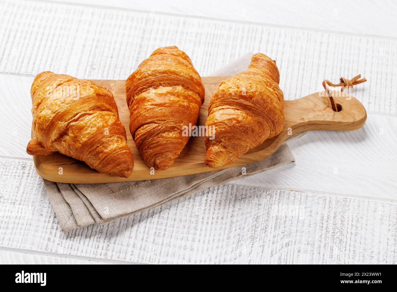 Frische Croissants auf Holzbrett Stockfoto