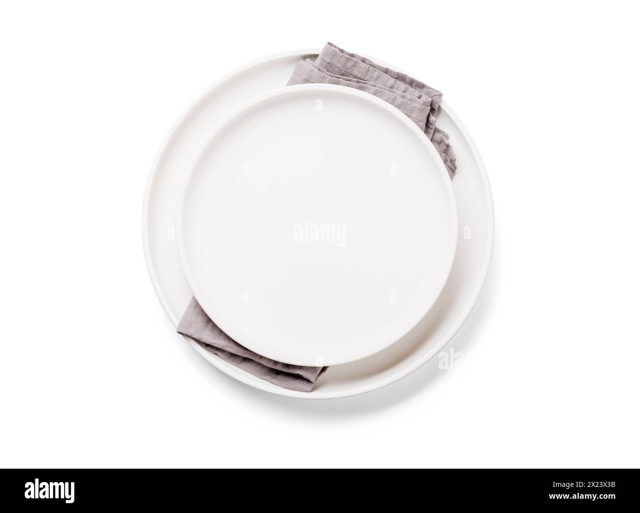 Leere weiße Platten isoliert auf weißem Hintergrund. Flache Lagen Stockfoto