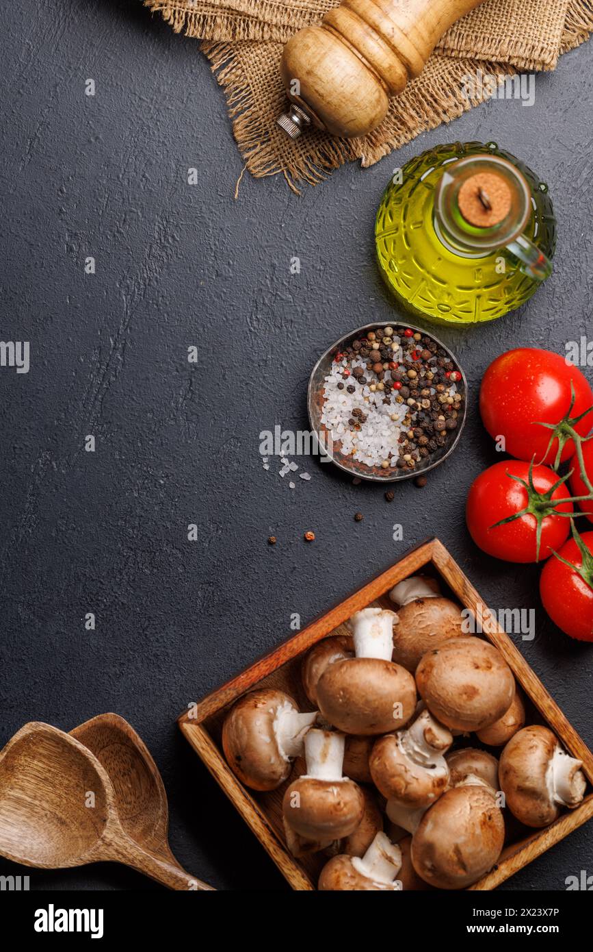 Gewürze, Olivenöl, Zutaten und Utensilien auf dem Kochtisch. Flache Ladefläche mit Kopierraum Stockfoto