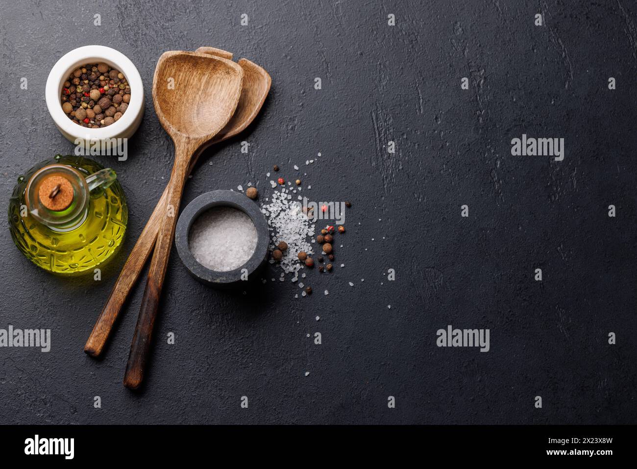 Gewürze, Olivenöl und Utensilien auf dem Kochtisch. Flache Ladefläche mit Kopierraum Stockfoto