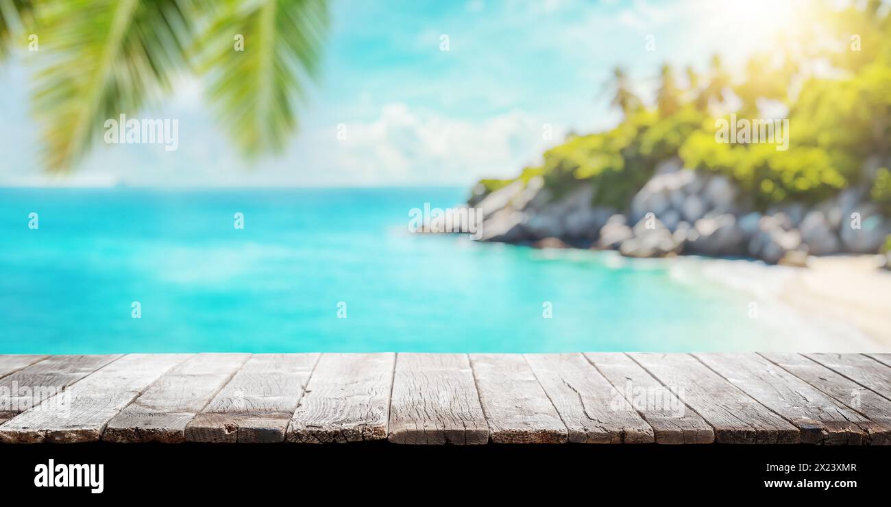 Leerer Holztisch oder Pier mit sonnigem Strand und Meer im Hintergrund. Mit Kopierplatz für Ihr Produkt Stockfoto
