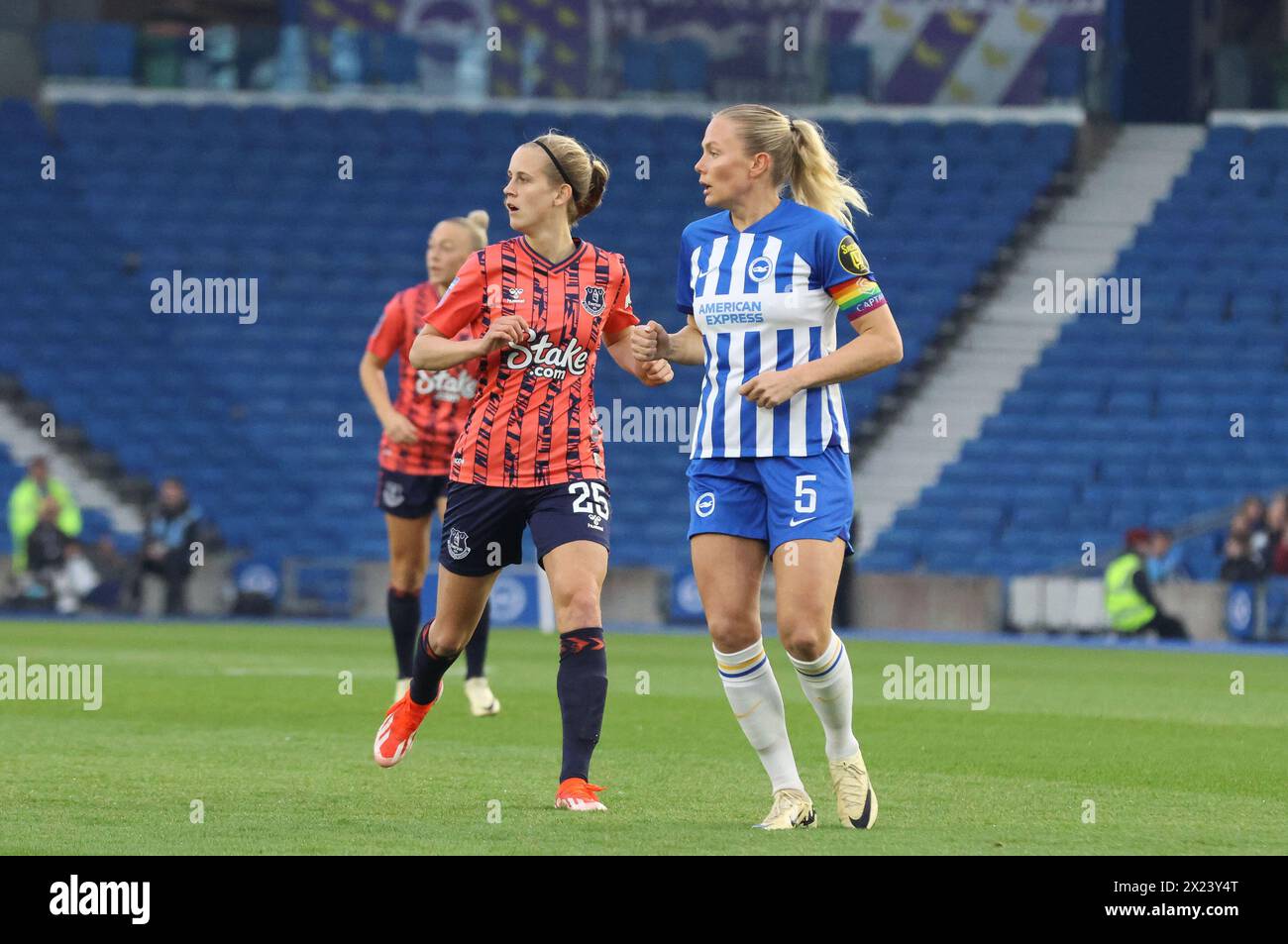 Brighton, Großbritannien. April 2024. Brighton, England, 19. April 2024: Guro Bergsvand (Brighton 5) und Katja Snoeijs (Everton 25) während des WSL-Spiels zwischen Brighton Hove Albion und Everton im Amex Stadium, Brighton, England, am 19. April 2024 (Bettina Weissensteiner/SPP). /Alamy Live News Stockfoto