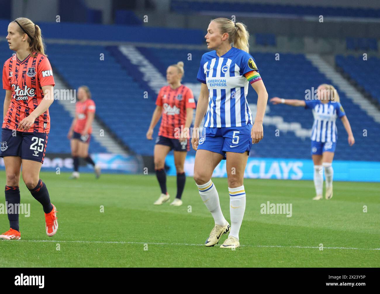 Brighton, Großbritannien. April 2024. Brighton, England, 19. April 2024: Captain Guro Bergsvand (Brighton 5) während des WSL-Spiels zwischen Brighton Hove Albion und Everton im Amex Stadium, Brighton, England, am 19. April 2024 (Bettina Weissensteiner/SPP). /Alamy Live News Stockfoto