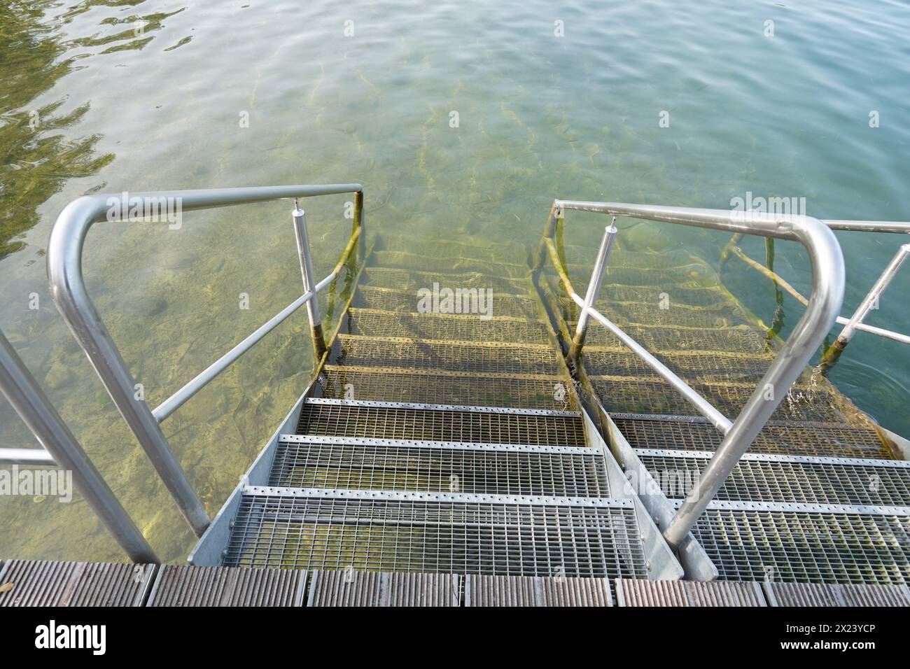 Stahltreppe mit Geländer für den Zugang zum Wasser. Stockfoto