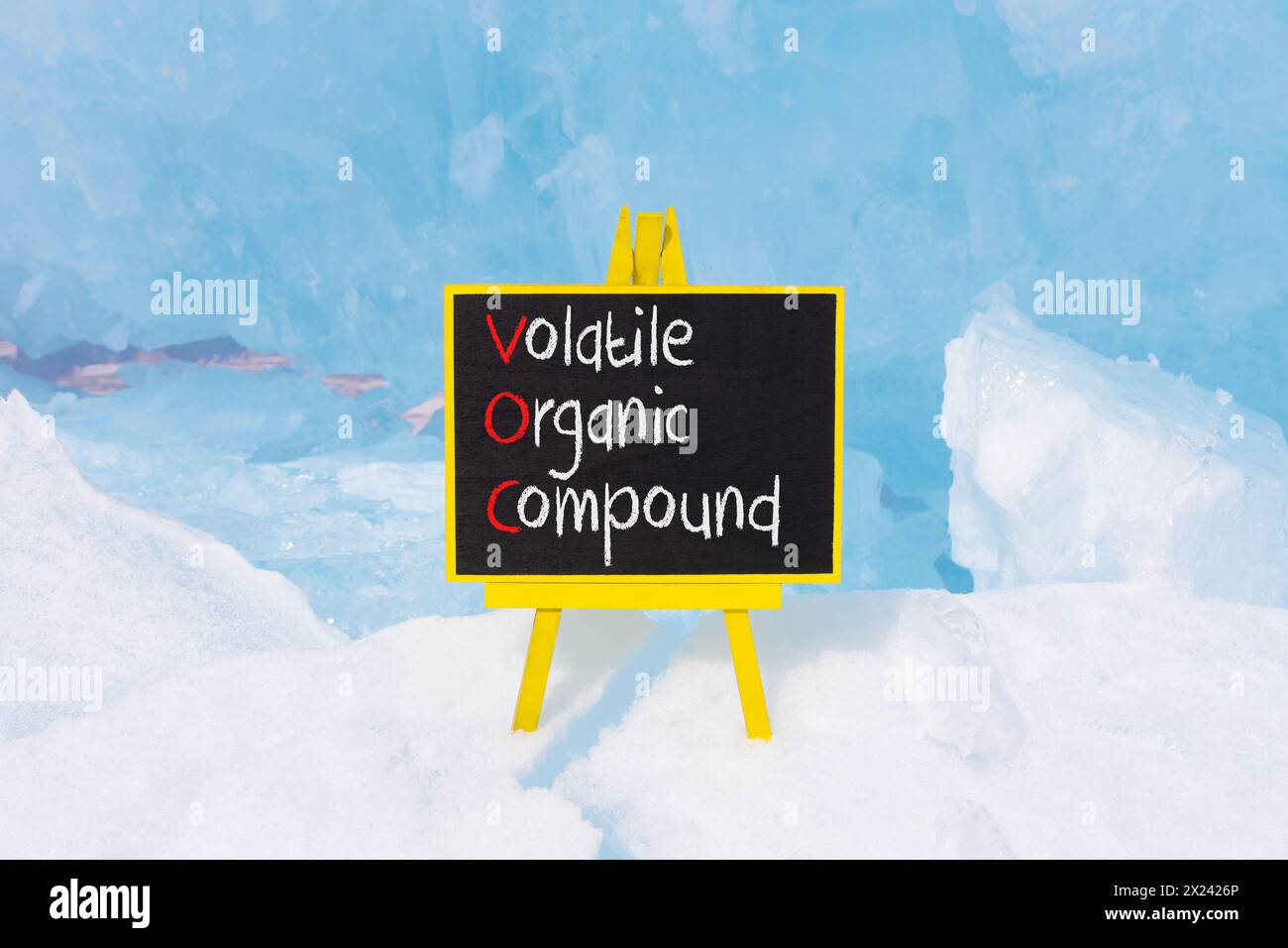 VOC-Symbol für flüchtige organische Verbindungen. Konzeptworte VOC flüchtige organische Verbindung auf schöner gelber Tafel. Wunderschöner Eishintergrund. Unternehmen V Stockfoto