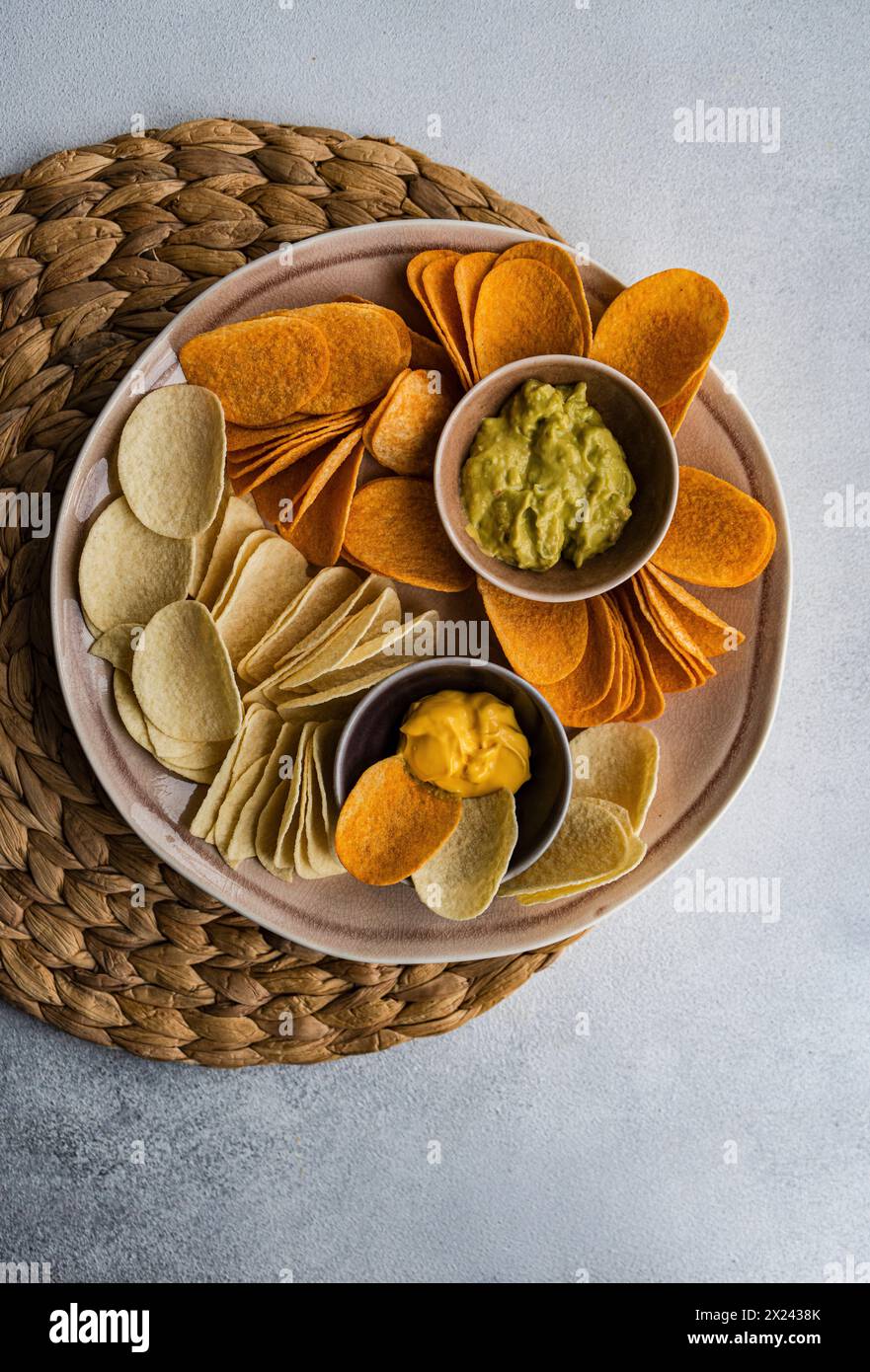 Paprika- und Käsecrisps mit Dips Stockfoto