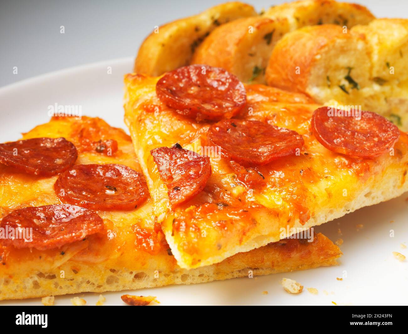 Zwei Scheiben Salami pizza Stockfoto