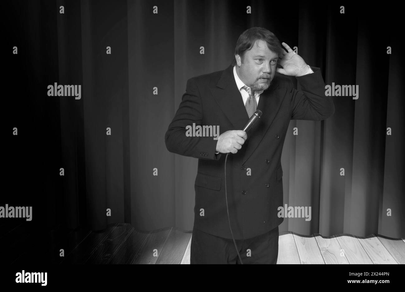 Selbstbewusster männlicher Sprecher, 30–40 Jahre alt, der während einer Präsentation Fragen des Publikums hörte, USA. Stockfoto