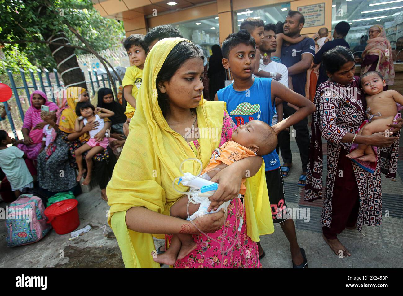 Kinder werden nach Feuer aus Krankenhaus evakuiert Frauen halten ihre Kinder fest, während sie vor dem Kinderkrankenhaus Dhaka Shishu stehen, nachdem am 19. April 2024 in der Intensivstation des Krankenhauses in Dhaka, Bangladesch, ein Feuer ausbrach. Nach Angaben der Feuerwehr und des Kontrollraums für Zivilschutz bringen die Feuerwehrleute das Feuer in der kardialen Intensivstation des Krankenhauses mit Hilfe von fünf Einheiten unter Kontrolle, und es werden keine Toten gemeldet. Dhaka Dhaka Bezirk Bangladesch Copyright: XHabiburxRahmanx Stockfoto