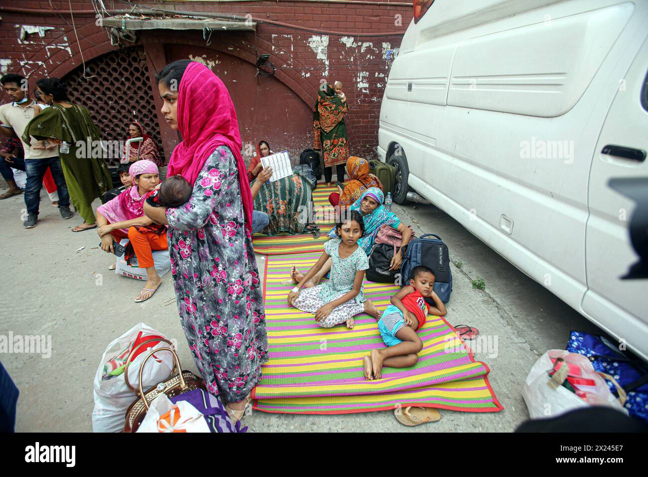 Kinder werden nach Feuer aus Krankenhaus evakuiert Frauen halten ihre Kinder fest, während sie vor dem Kinderkrankenhaus Dhaka Shishu stehen, nachdem am 19. April 2024 in der Intensivstation des Krankenhauses in Dhaka, Bangladesch, ein Feuer ausbrach. Nach Angaben der Feuerwehr und des Kontrollraums für Zivilschutz bringen die Feuerwehrleute das Feuer in der kardialen Intensivstation des Krankenhauses mit Hilfe von fünf Einheiten unter Kontrolle, und es werden keine Toten gemeldet. Dhaka Dhaka Bezirk Bangladesch Copyright: XHabiburxRahmanx Stockfoto