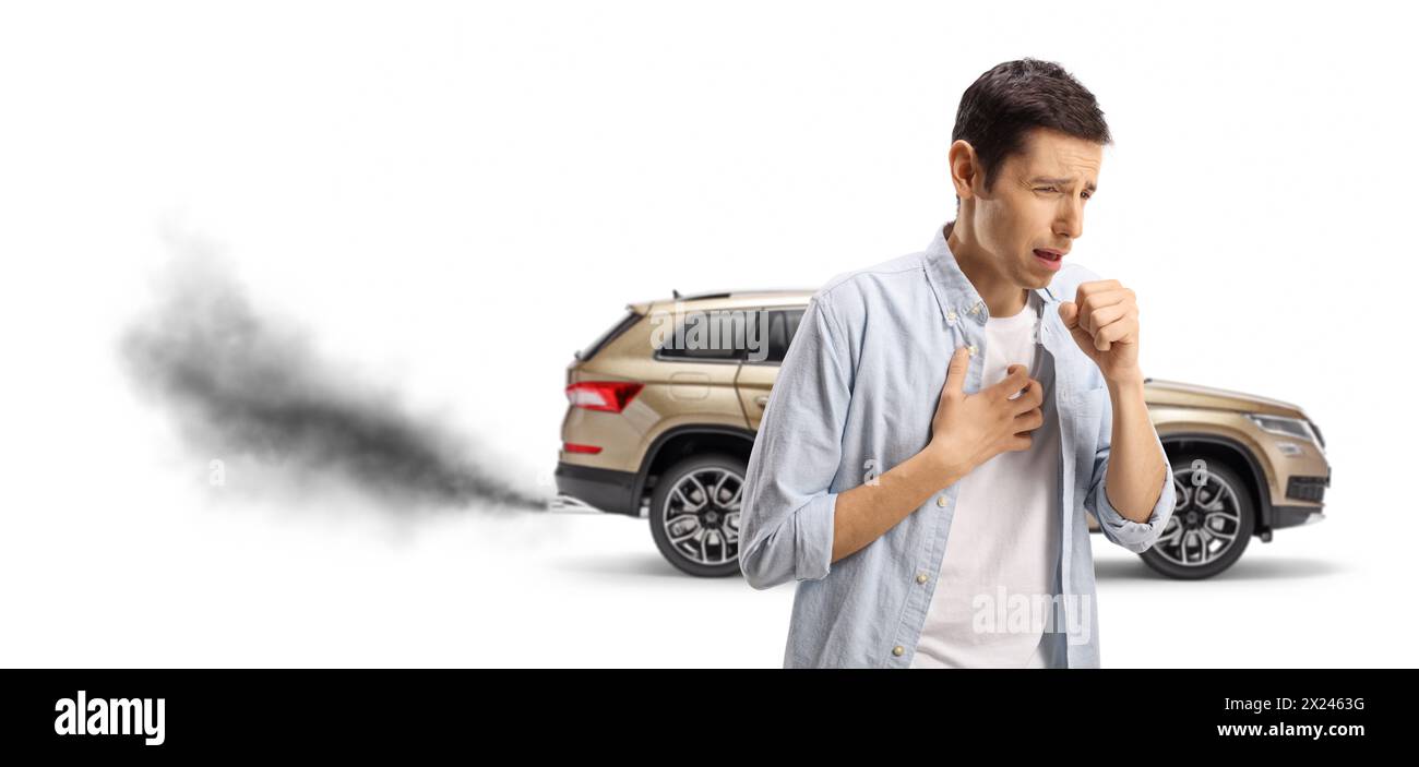 Mann hustet aus Rauch, der aus einem Fahrzeug-Auspuffrohr kommt, isoliert auf weißem Hintergrund, Luftschadstoffkonzept Stockfoto