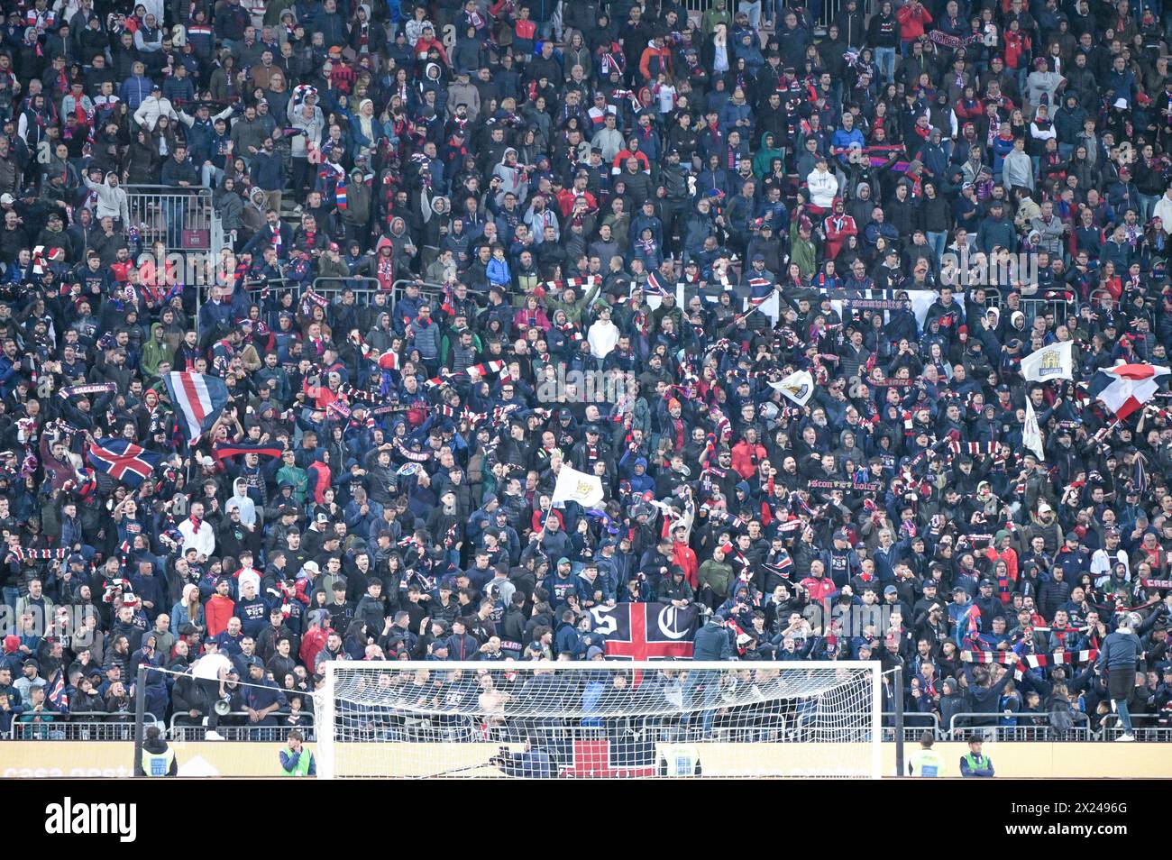 Cagliari, Italien. April 2024. Curva Nord Unterstützer von Cagliari Calcio während des Fußballspiels der Serie A zwischen Cagliari Calcio und Juventus im Unipol Domus in Cagliari, Sardinien - Freitag, 19. April 2024. Sport - Fußball (Foto: Gianluca Zuddas/Lapresse) Credit: LaPresse/Alamy Live News Stockfoto