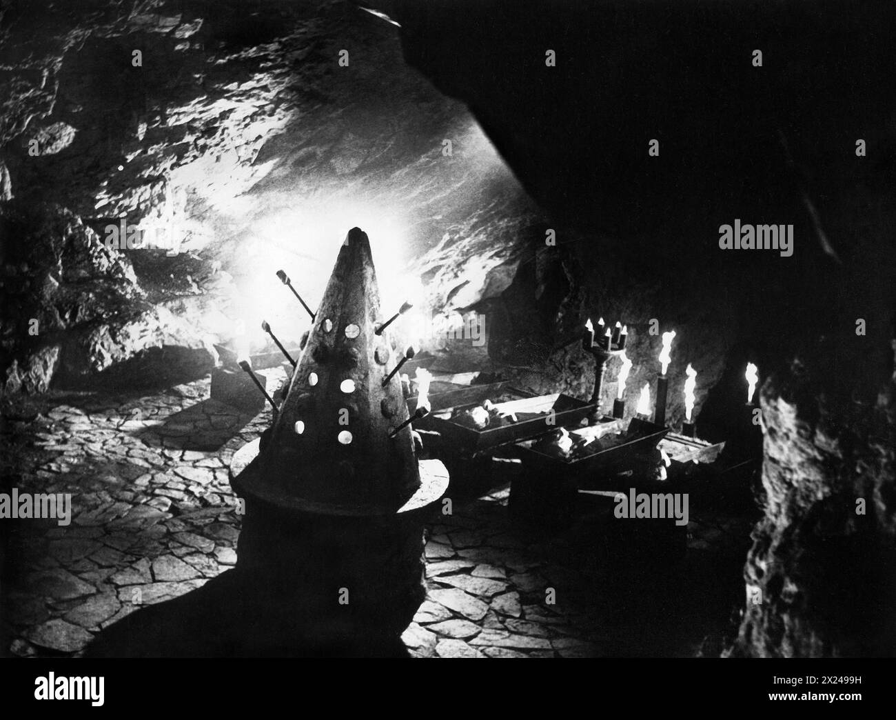 Szene aus dem deutsch-jugoslawischen Film „Höhle der lebenden Toten“, auch bekannt als „Nacht der Vampire“, Originaltitel: „Der Fluch der grünen Augen“, Schneider-Filmverleih, 1964, Trans-Lux Distribution Corporation (USA), 1966 Stockfoto