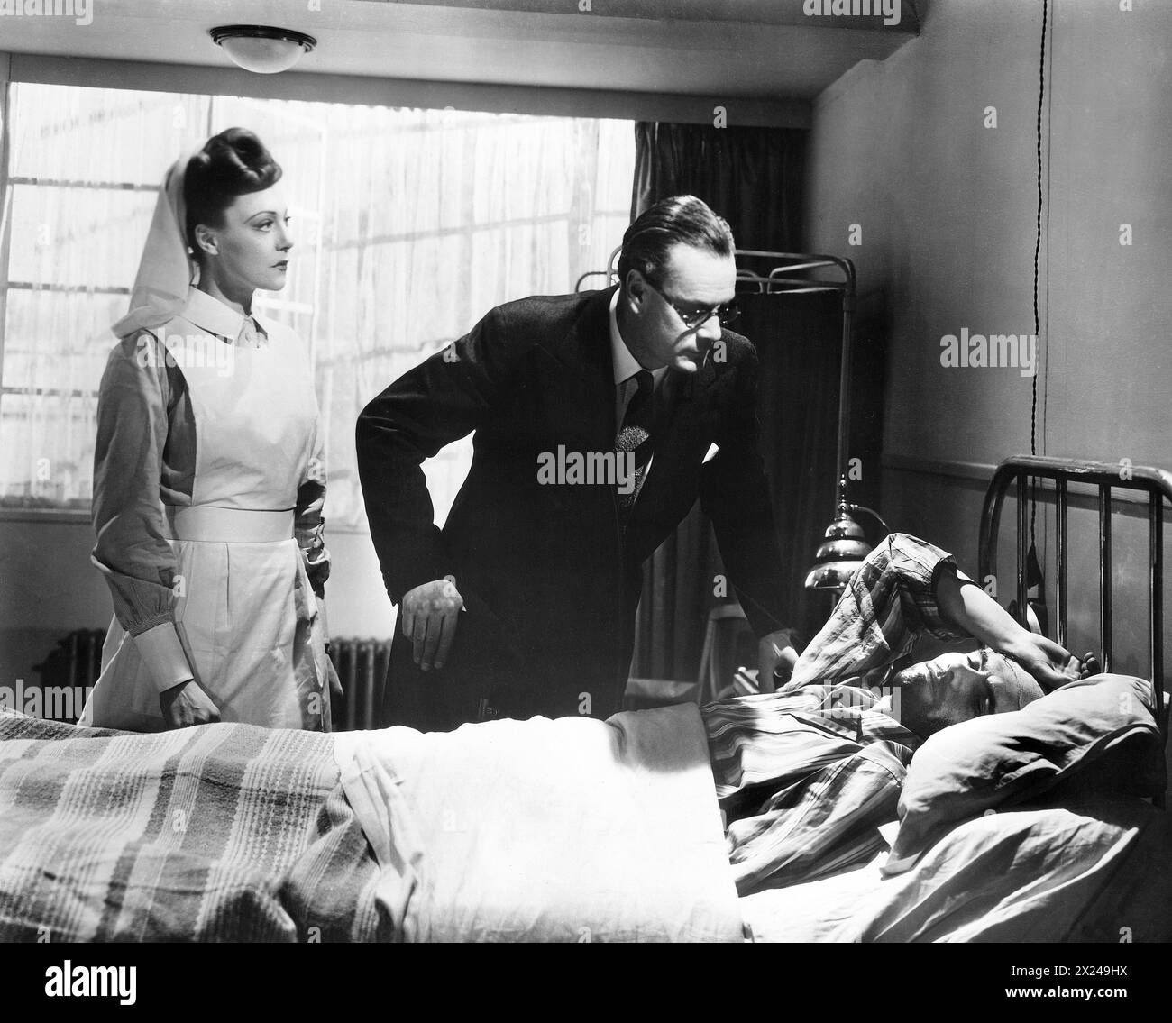 Judy Kelly, Robert Wyndham, Anthony Baird, am Set des britischen Films „Dead of Night“, Eagle Lion Films, Universal Pictures, 1945 Stockfoto