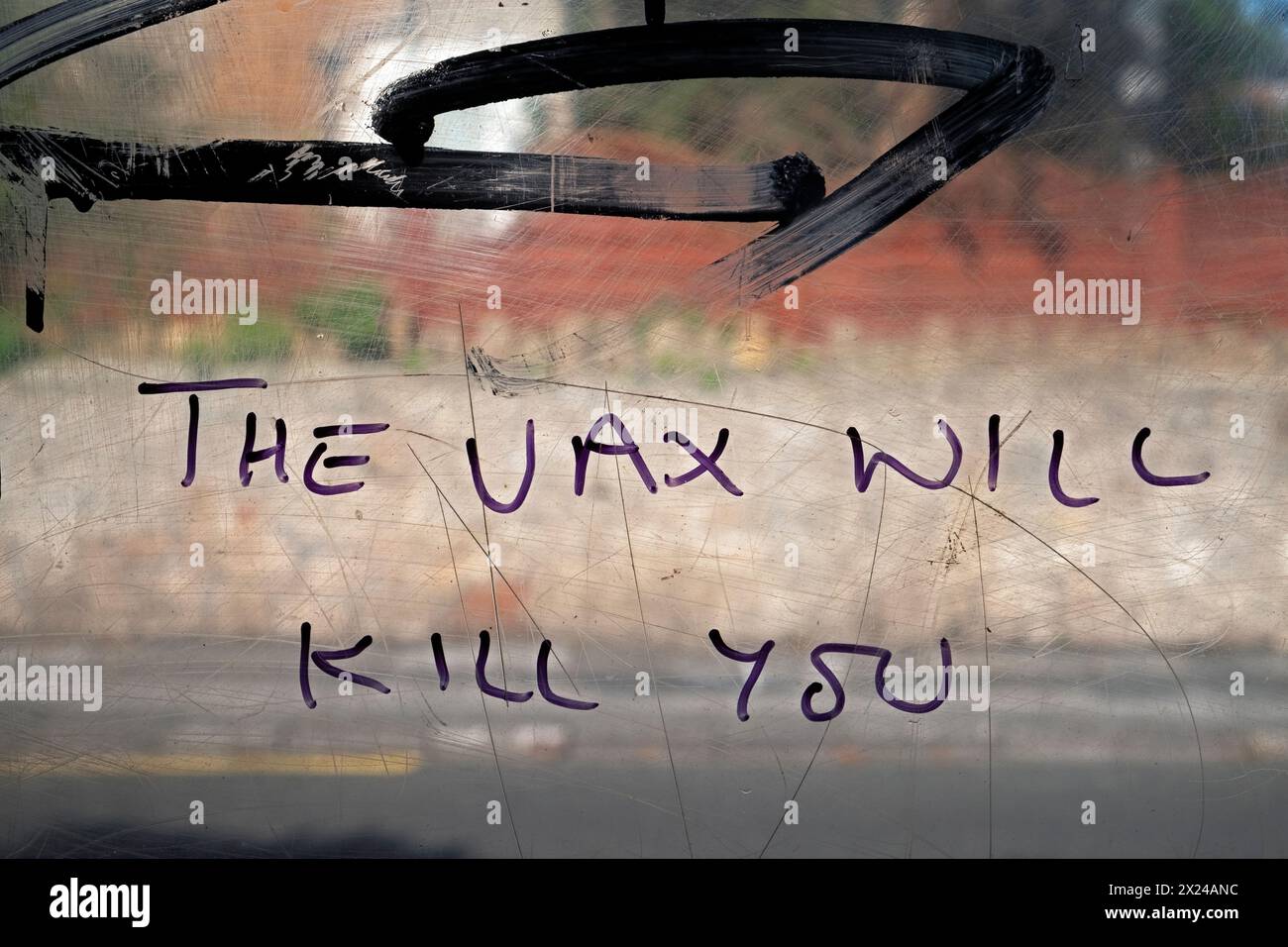 Anti-Impf-Graffiti mit der Aufschrift „THE VAX WILL KILL YOU“ in einem Busunterstand in Weston-super-Mare, Großbritannien am 22. Oktober 2023 Stockfoto