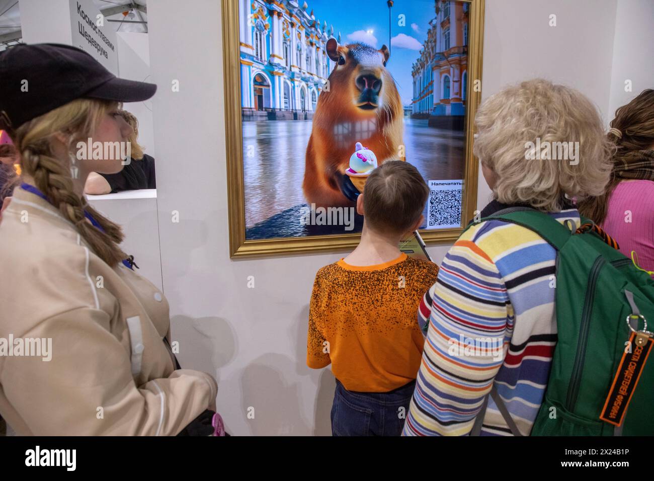 Moskau, Russland. April 2024. Besucher einer Ausstellung schreiben Aufforderungen für die Generierung von Gemälden der Shedevrum KI App, die „Kunstwerke“ generiert, auf dem Territorium des Yandex-Stands im VDNKh-Ausstellungskomplex in Moskau, Russland Stockfoto