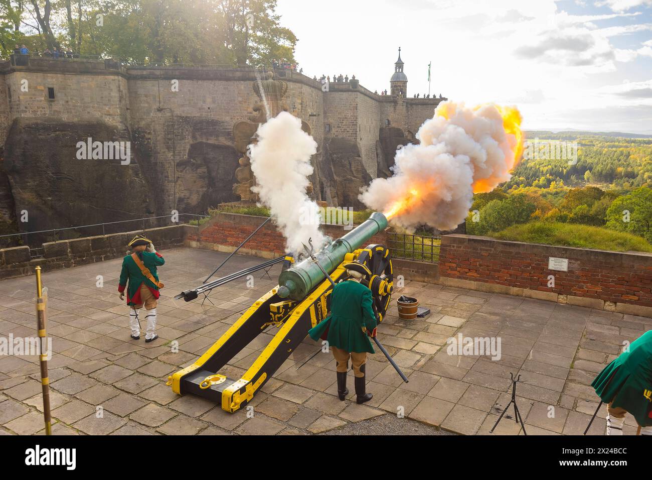 Festung Königstein Festung Königstein in der Sächsischen Schweiz. Eine festungseigene Kanone der Festung Königstein, Baujahr 1712, wurde auf den Namen DIE STARKE AUGUSTE getauft und abgefeuert. Durch die Kurfürstlich Sächsische Kanoniere 1730 der Schützengesellschaft Friedersdorf. Königstein Sachsen Deutschland *** Festung Königstein in der Sächsischen Schweiz Eine 1712 erbaute Festungskanone der Festung Königstein wurde von den Kursächsischen Kanoniern 1730 des Friedersdorfer Schützenvereins Königstein Sachsen Deutschland auf DIE STARKE AUGUSTE getauft Stockfoto