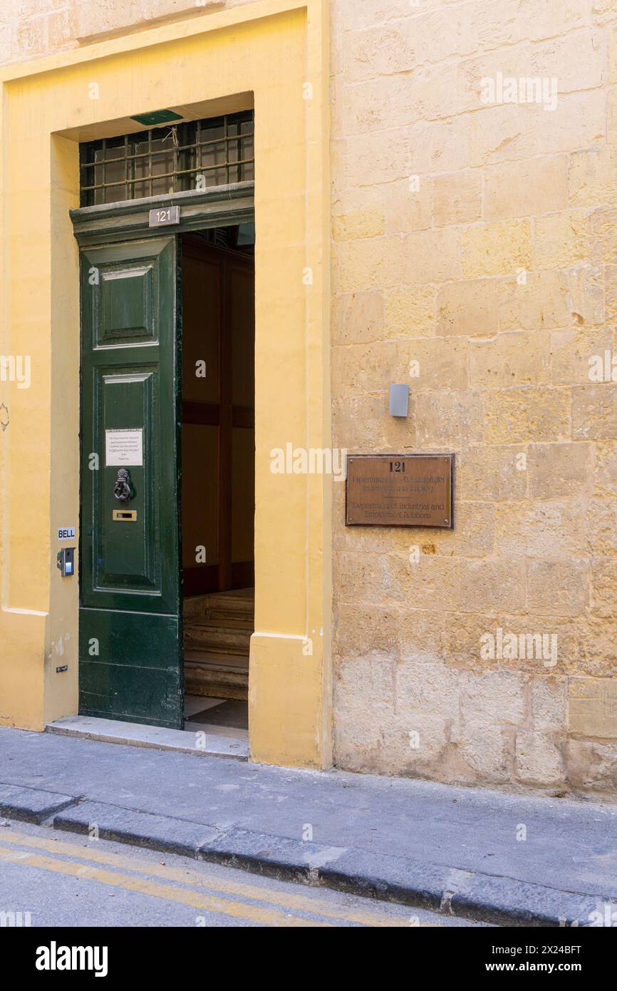 Valletta, Malta, 03. April 2024. Außenansicht des Büros der Abteilung für Industrie- und Wirtschaftsbeziehungen im Stadtzentrum Stockfoto