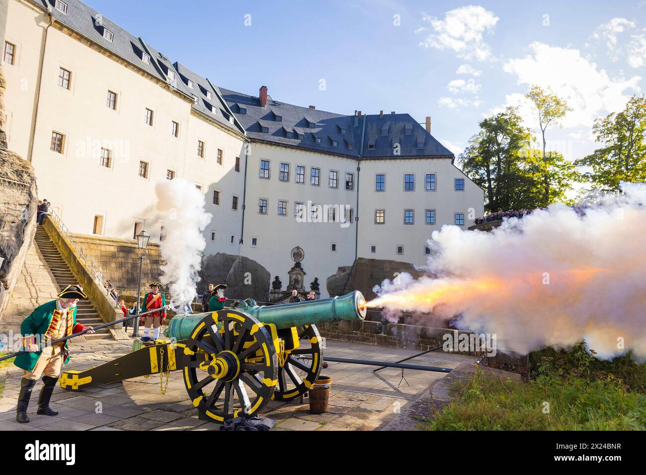 Festung Königstein Festung Königstein in der Sächsischen Schweiz. Eine festungseigene Kanone der Festung Königstein, Baujahr 1712, wurde auf den Namen DIE STARKE AUGUSTE getauft und abgefeuert. Durch die Kurfürstlich Sächsische Kanoniere 1730 der Schützengesellschaft Friedersdorf. Königstein Sachsen Deutschland *** Festung Königstein in der Sächsischen Schweiz Eine 1712 erbaute Festungskanone der Festung Königstein wurde von den Kursächsischen Kanoniern 1730 des Friedersdorfer Schützenvereins Königstein Sachsen Deutschland auf DIE STARKE AUGUSTE getauft Stockfoto