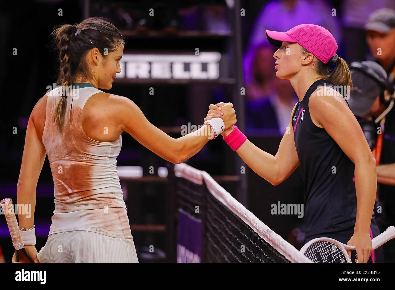 Stuttgart, Baden-Württemberg, Deutschland. April 2024. Emma Raducanu (GBR), IgA Swiatek (POL) schütteln während der 47er Jahre die Hände. Porsche Tennis Grand Prix Stuttgart – WTA500 (Bild: © Mathias Schulz/ZUMA Press Wire) NUR REDAKTIONELLE VERWENDUNG! Nicht für kommerzielle ZWECKE! Quelle: ZUMA Press, Inc./Alamy Live News Stockfoto