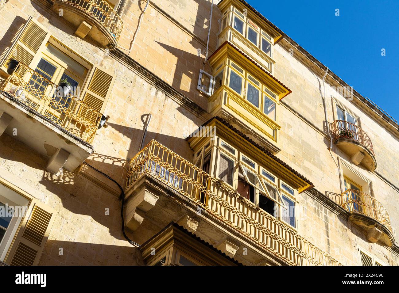 Valletta, Malta, 03. April 2024. Blick auf die typischen Holzbalkone in den alten Gebäuden im Stadtzentrum Stockfoto