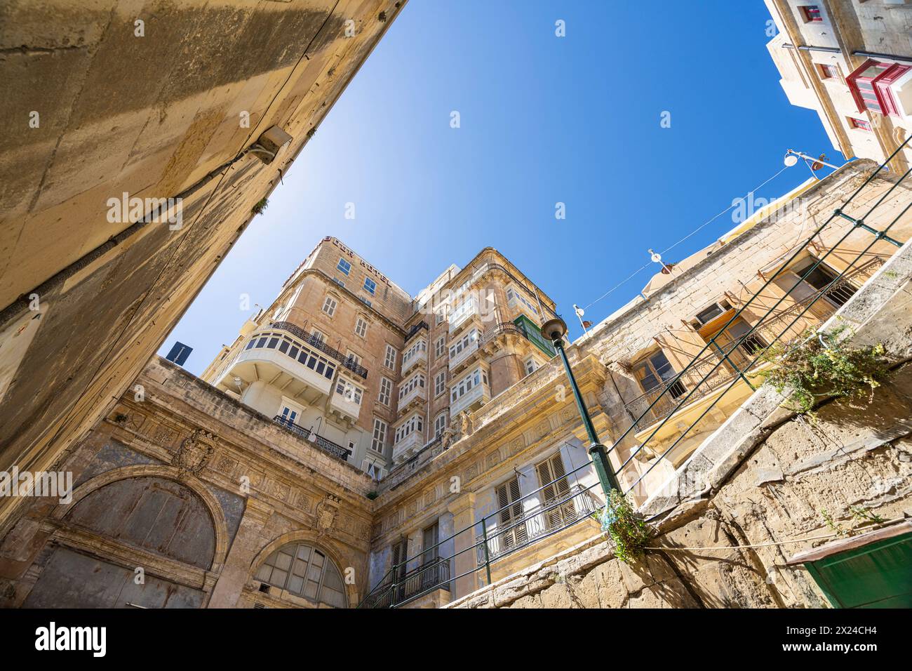 Valletta, Malta, 03. April 2024. Blick von unten auf die charakteristischen alten Gebäude im Stadtzentrum Stockfoto