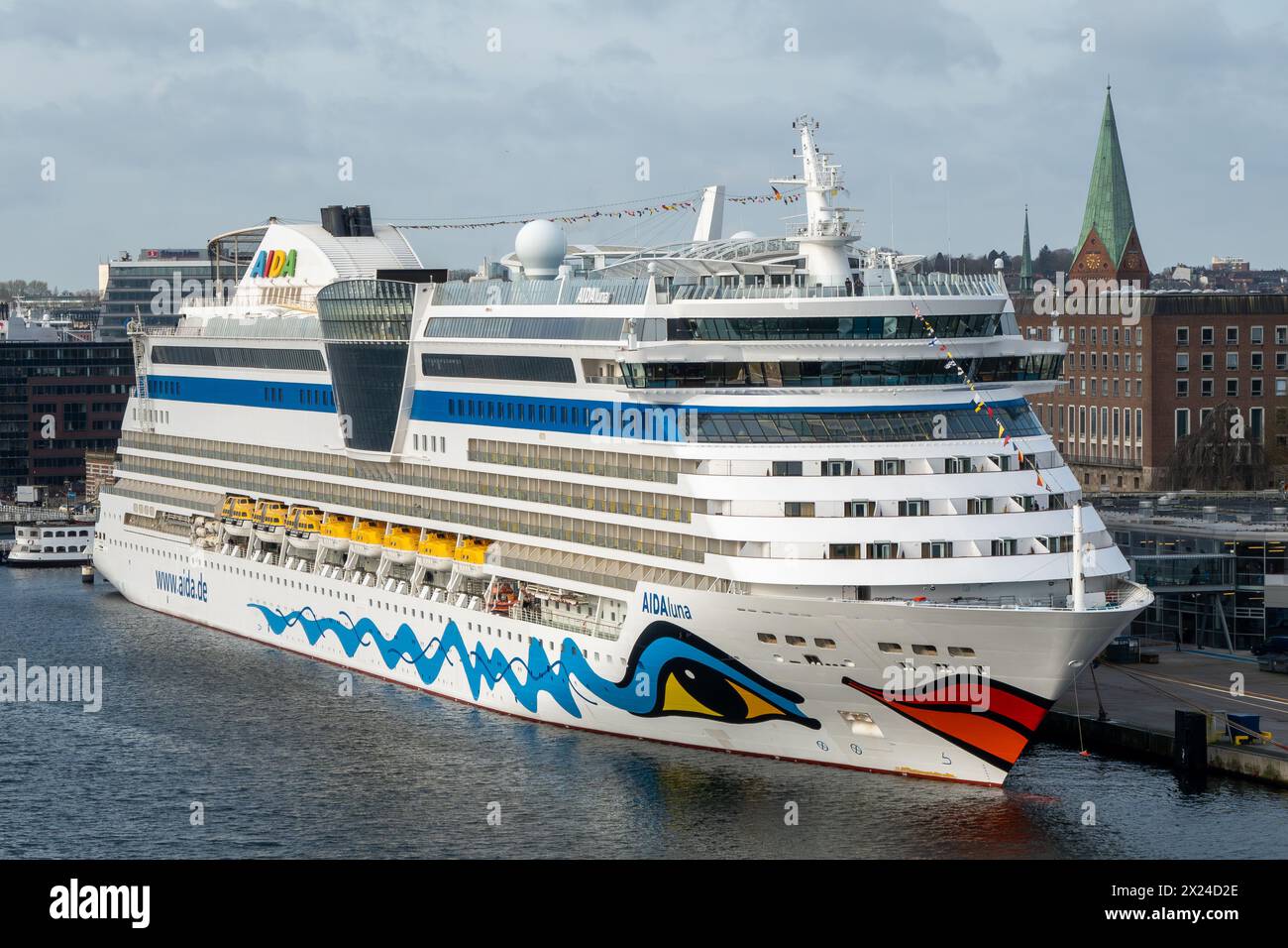 Kreuzfahrtschiff AIDAluna im Hafen von Kiel Stockfoto