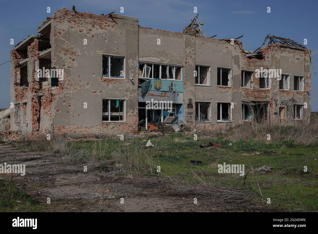 Jewhen Wasyliev/Le Pictorium – HRAKOVE, REGION CHARKIW – 12/04/2024 – Ukraine/Oblast charkiw/Hrakove – vom 25. Februar bis zum 7. September 2022 wurde das Dorf von der russischen Armee besetzt, bis es von der ukrainischen Armee befreit wurde. Das Dorf wurde schwer beschädigt, da es 195 Tage lang unter ständigem Beschuss an der Front stand, und die Folgen sind noch 19 Monate nach der Besatzung sichtbar. Die Schule, das gemeindegebäude, die Kirche, Geschäfte, Privat- und Wohngebäude - alles wurde zerstört. Eine Folterkammer wurde in einem der Kellergeschosse von an eingerichtet Stockfoto