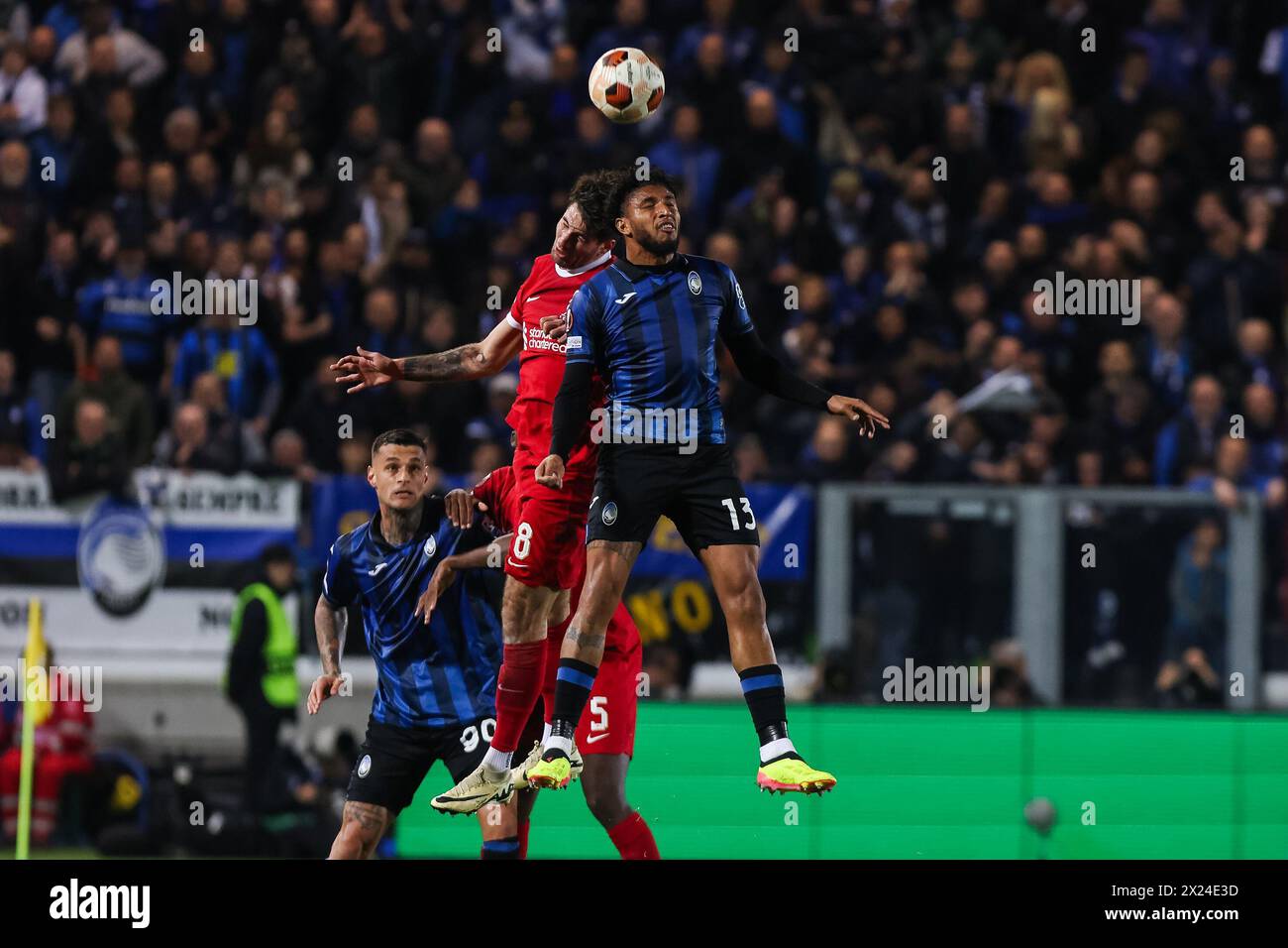 Gewiss Stadium, ITALIEN, 18. April 2024. Dominik Szoboszlai (Liverpool F.C.) kämpft mit Jose’ Dos Santos Ederson (Atalanta BC) während des Europa League-Fußballspiels zwischen Atalanta und Liverpool am 18. April 2024 im Gewiss-Stadion in Bergamo, Italien. Quelle: Stefano Nicoli/Speed Media/Alamy Live News Stockfoto