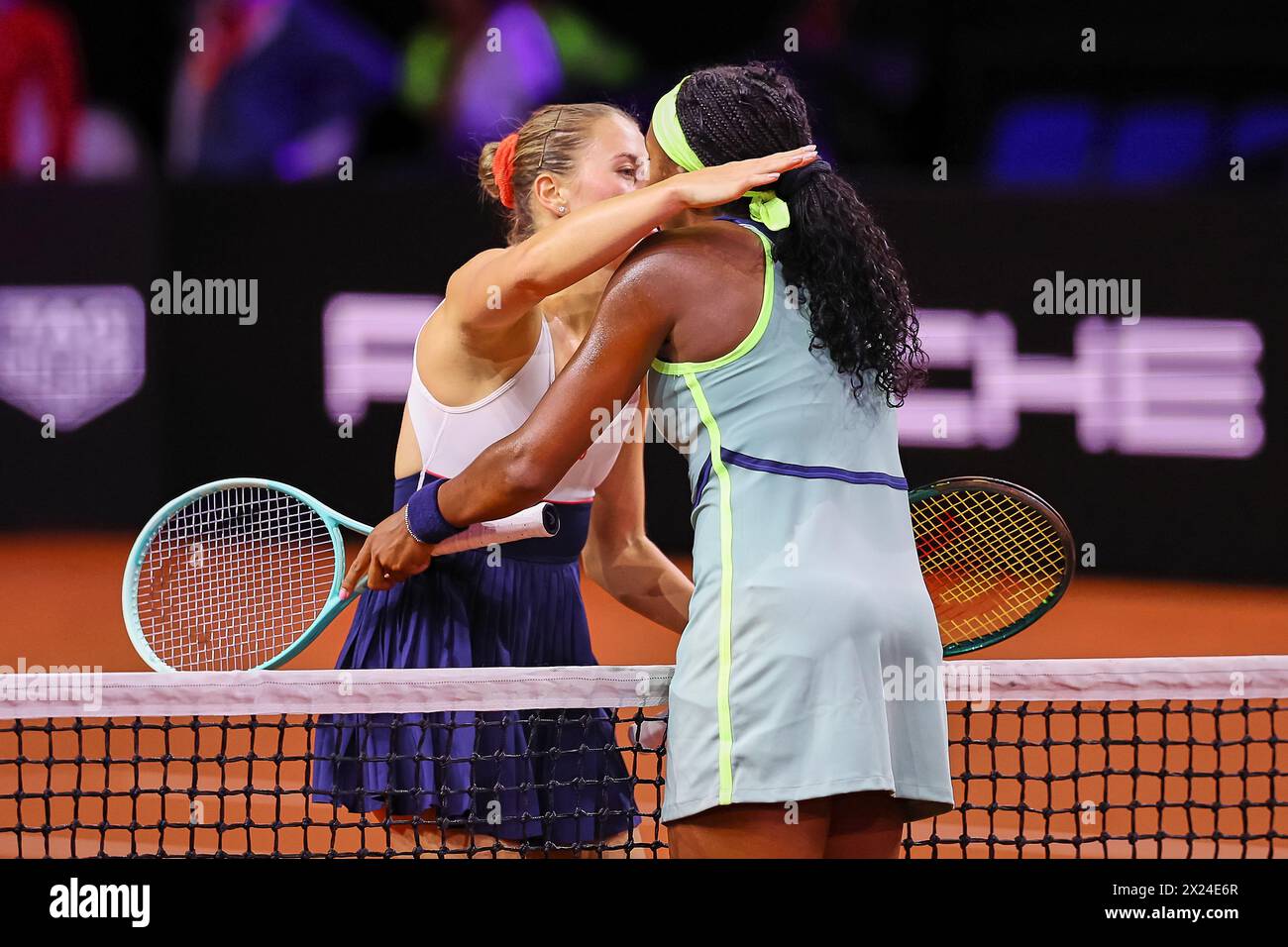 Stuttgart, Baden-Württemberg, Deutschland. April 2024. Marta Kostyuk (UKR), Coco Gauff (USA) warmer Umarmung nach einem sehr harten Match während der 47. Porsche Tennis Grand Prix Stuttgart – WTA500 (Bild: © Mathias Schulz/ZUMA Press Wire) NUR REDAKTIONELLE VERWENDUNG! Nicht für kommerzielle ZWECKE! Quelle: ZUMA Press, Inc./Alamy Live News Stockfoto