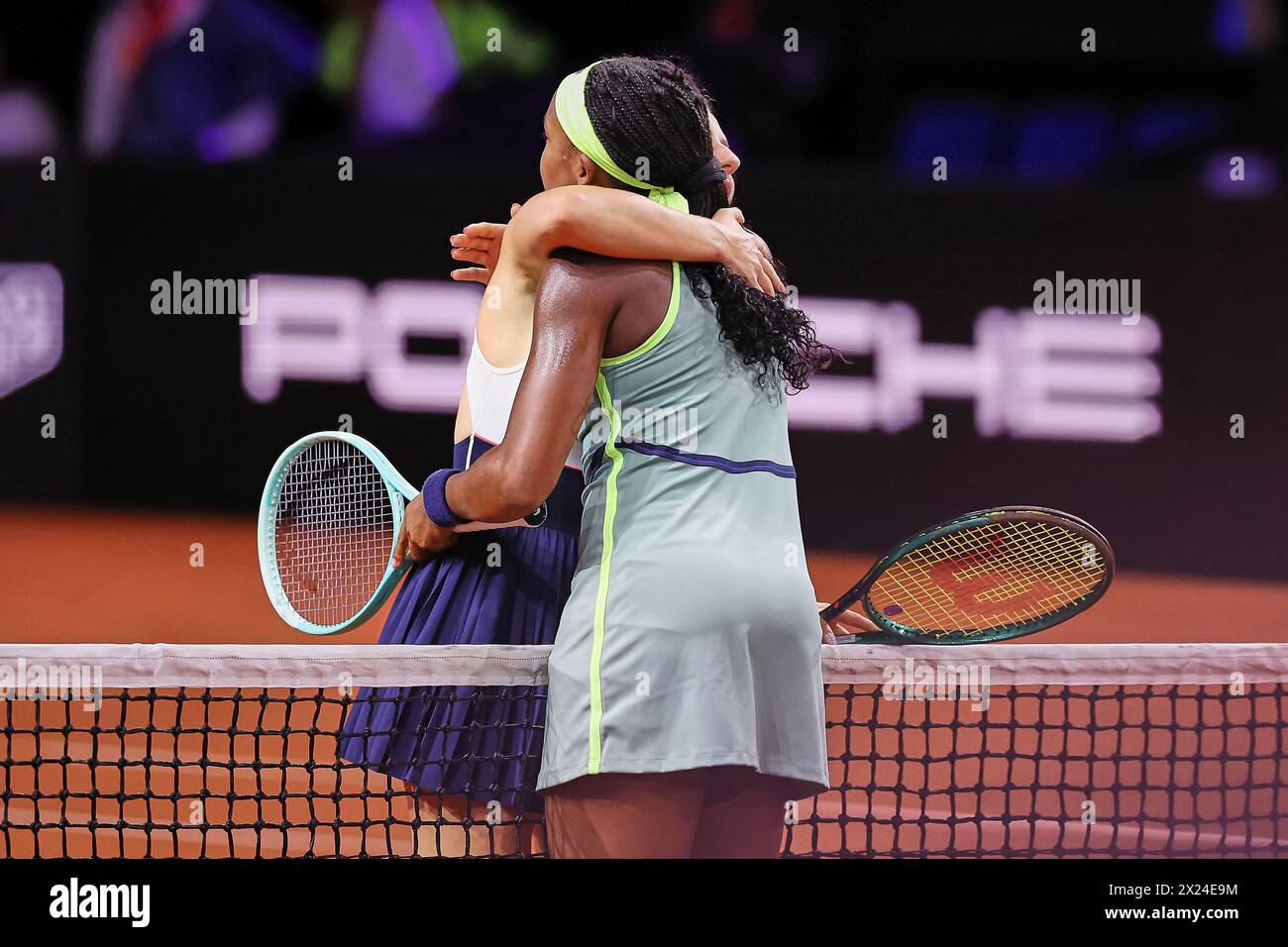 Stuttgart, Baden-Württemberg, Deutschland. April 2024. Marta Kostyuk (UKR), Coco Gauff (USA) warmer Umarmung nach einem sehr harten Match während der 47. Porsche Tennis Grand Prix Stuttgart – WTA500 (Bild: © Mathias Schulz/ZUMA Press Wire) NUR REDAKTIONELLE VERWENDUNG! Nicht für kommerzielle ZWECKE! Quelle: ZUMA Press, Inc./Alamy Live News Stockfoto