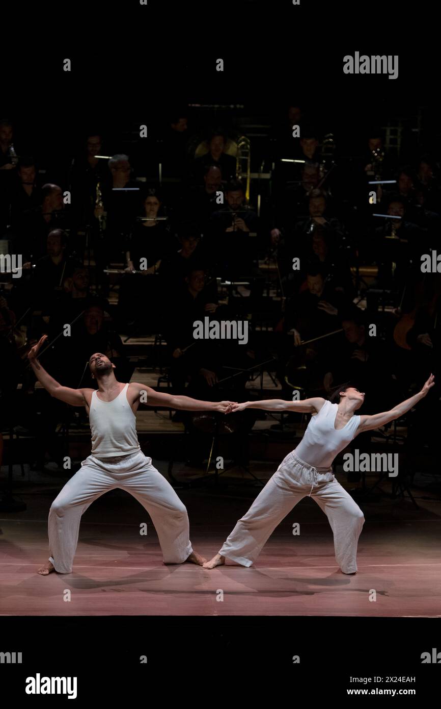 © Laurent Paillier/Le Pictorium/MAXPPP - Paris 12/04/2024 Laurent Paillier/Le Pictorium - 12/04/2024 - France/Paris - NOTRE SACRE Blanca Li, Mise en Scene, Choregraphie Compagnie Blanca Li Abd al Malik, Mise en Recit, Rap, Slam, Gesang Bilal, Creation Sonore, Machines David Grimal, Violonsolo Igor Stravinski Le Sacre du printemps Blanca Li, Mise en Scene, Choregraphie David Grimal, Violon, Direction musicale Les Dissonances Compagnie Blanca Li CFA Pietragalla-Derouault CFA Danse Chant Comedie Carco, Creation Images Laurent Mercier, Kostüme Pascal Laajili, cr Stockfoto