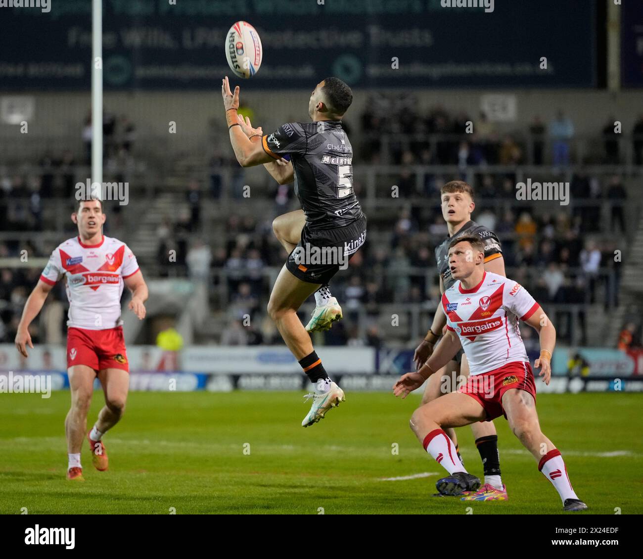 Darnell McIntosh von Hull FC fängt unter Druck von Ben Davies aus St. einen hohen Ball Helens während des Spiels der Betfred Super League Runde 8 St Helens gegen Hull FC im Totally Wicked Stadium, St Helens, Großbritannien, 19. April 2024 (Foto: Steve Flynn/News Images) Stockfoto